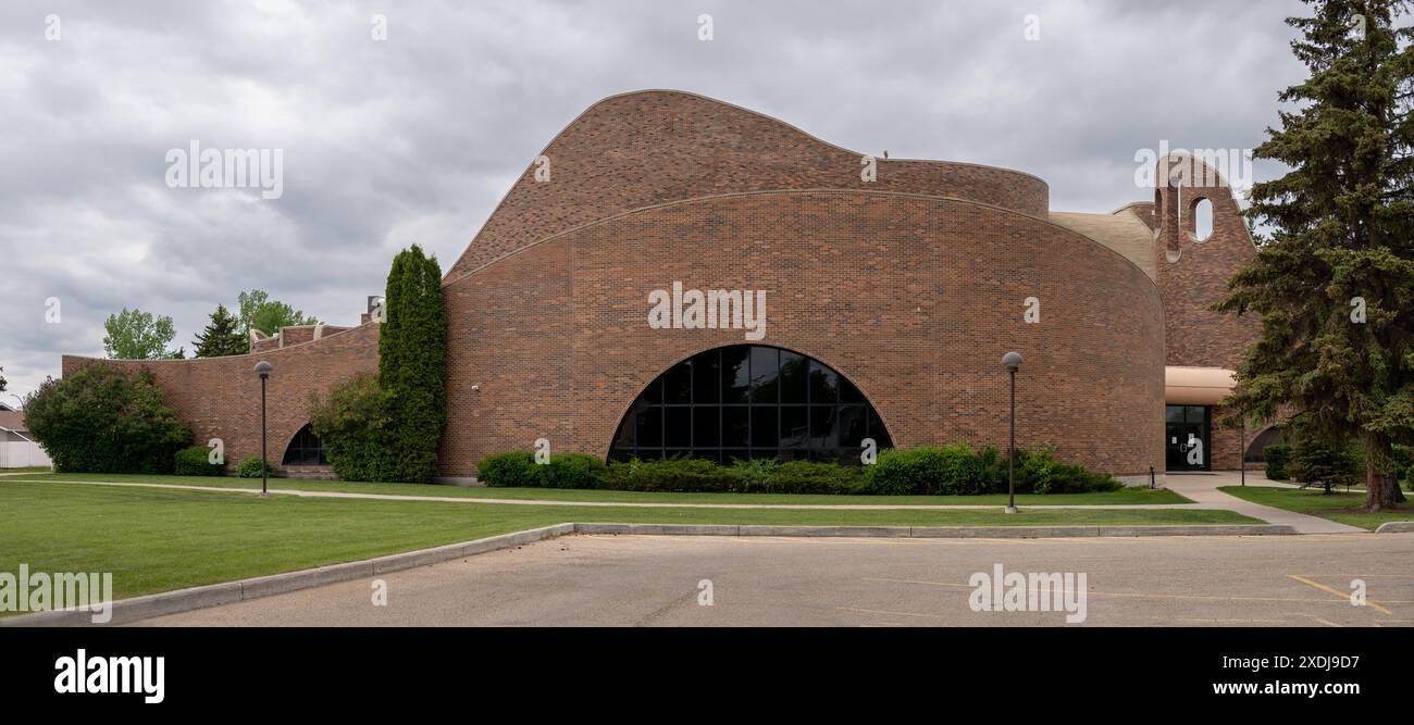 Red Deer, Alberta - 9 giugno 2024: Chiesa cattolica di Santa Maria a Red Deer. Progettato dal famoso architetto canadese Douglas Cardinal. Foto Stock