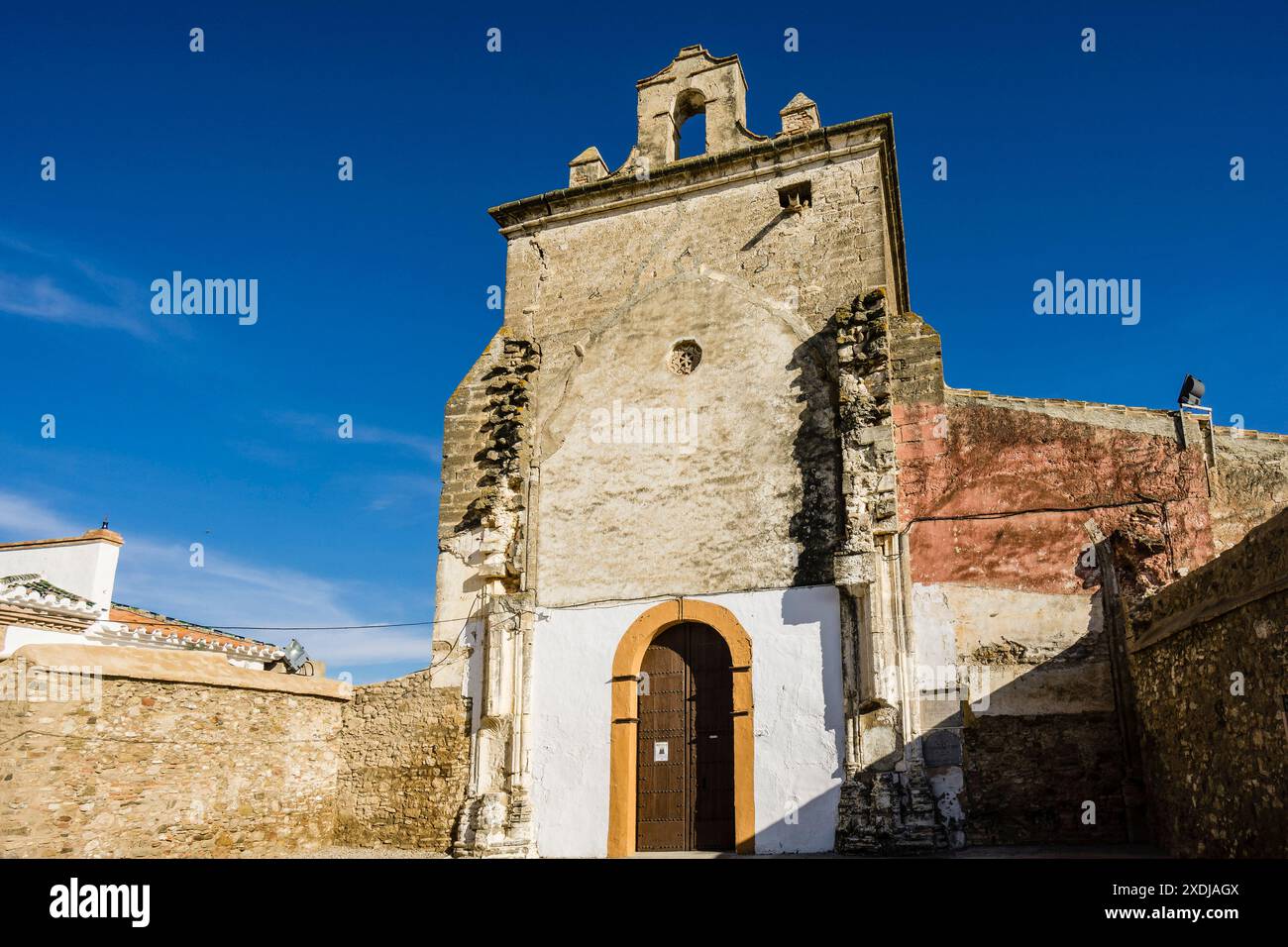 Chiesa parrocchiale primitiva di Nuestra Señora de la Encarnación, XVI secolo, Castello di Álora, X secolo, Cerro de Las Torres. Monumento nazionale , Alora, Malaga, Andalusia, Spagna. Foto Stock