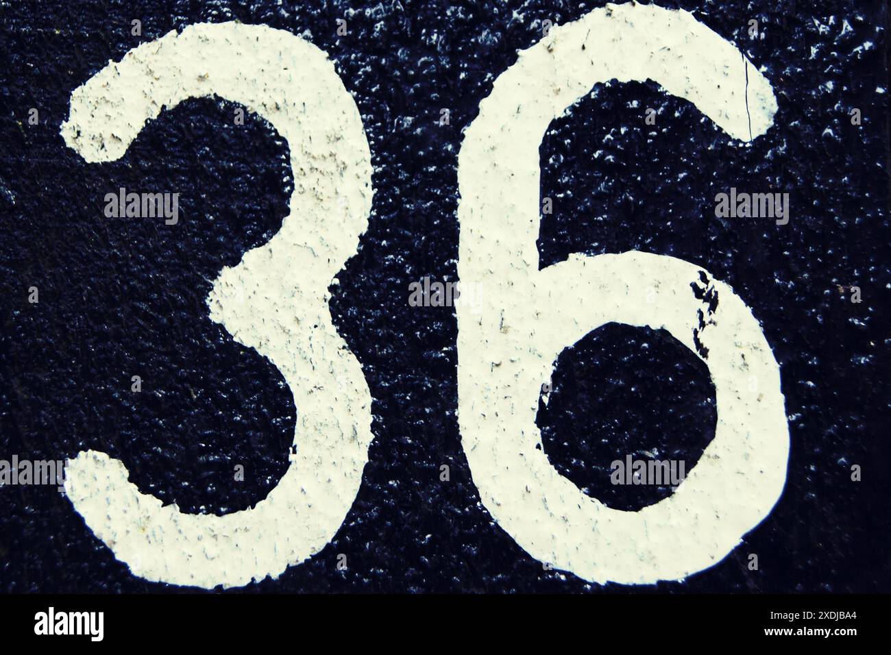 Numero 36, numero bianco su sfondo scuro. Foto Stock