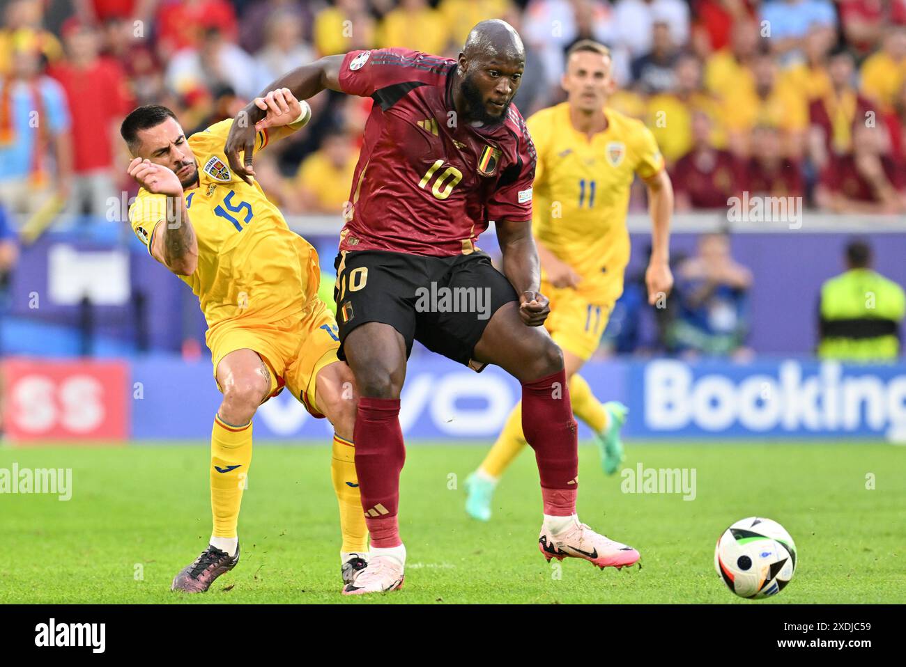 Andrei Burca (15) di Romania nella foto in duello con Romelu Lukaku (10) del Belgio durante una partita di calcio tra le squadre nazionali del Belgio, chiamata Red Devils e Romania nella seconda giornata del gruppo e nella fase a gironi del torneo UEFA Euro 2024 , sabato 22 giugno 2024 a Colonia, Germania. FOTO SPORTPIX | David Catry Foto Stock