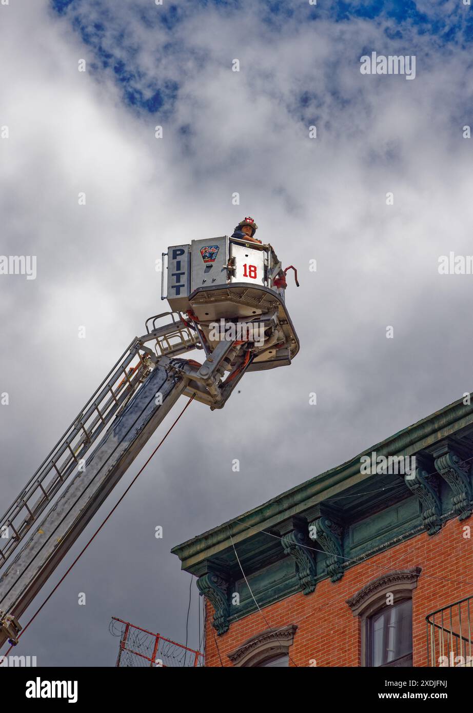 NYC Chinatown: L'equipaggio della FDNY Tower Ladder 18, Fort Pitt, pratica le proprie abilità al 29 e al 31 di Canal Street. Foto Stock