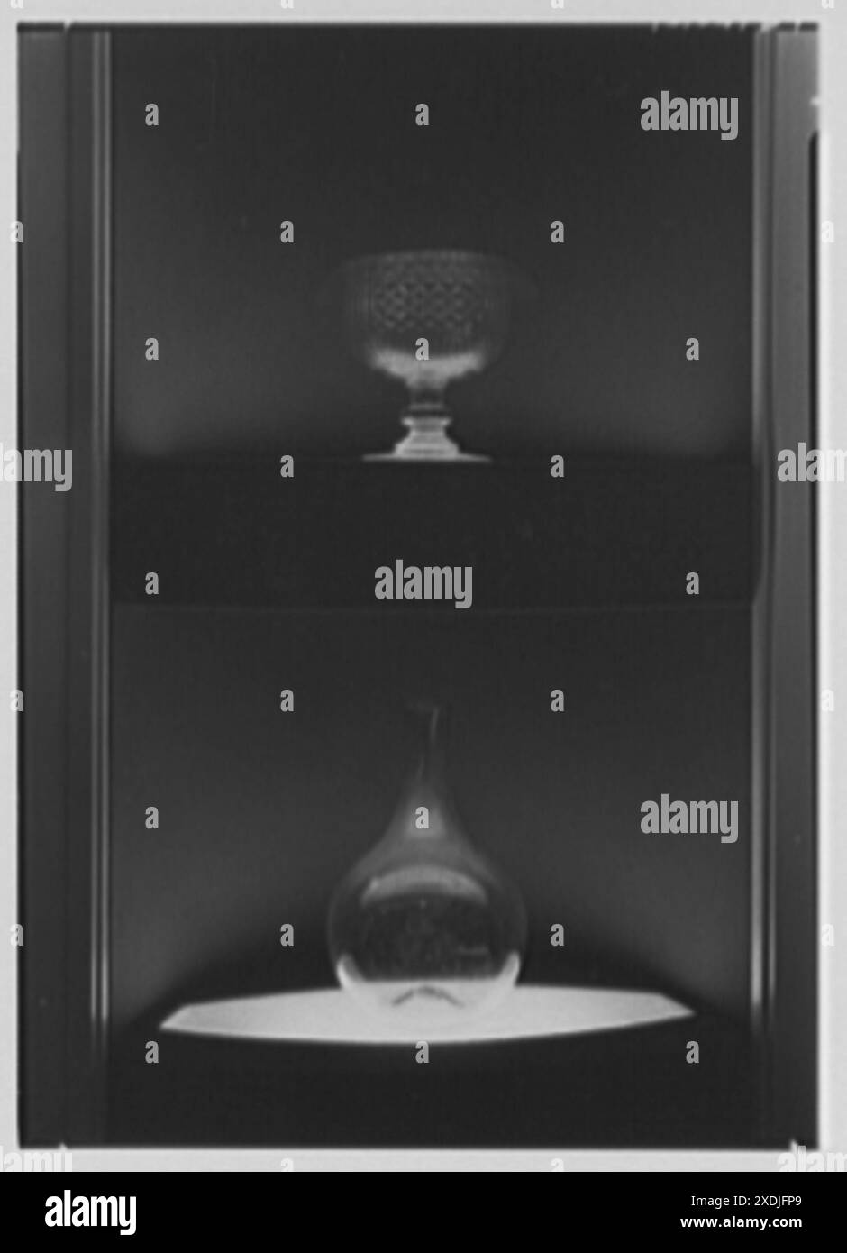 Steuben Glass, affari al 718 5th Avenue, New York City. Vetro inglese antico e irlandese III. Collezione Gottscho-Schleisner Foto Stock