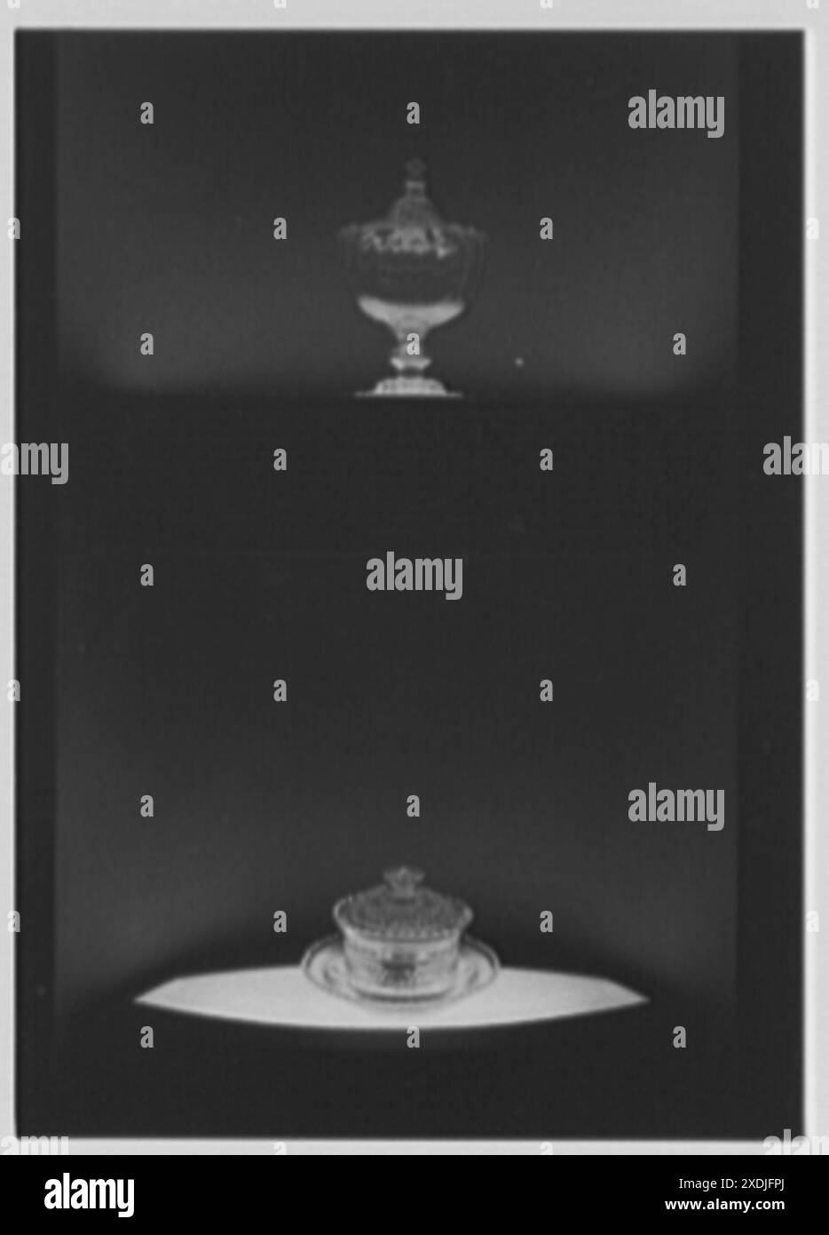 Steuben Glass, affari al 718 5th Avenue, New York City. Vetro inglese antico e irlandese IV. Collezione Gottscho-Schleisner Foto Stock