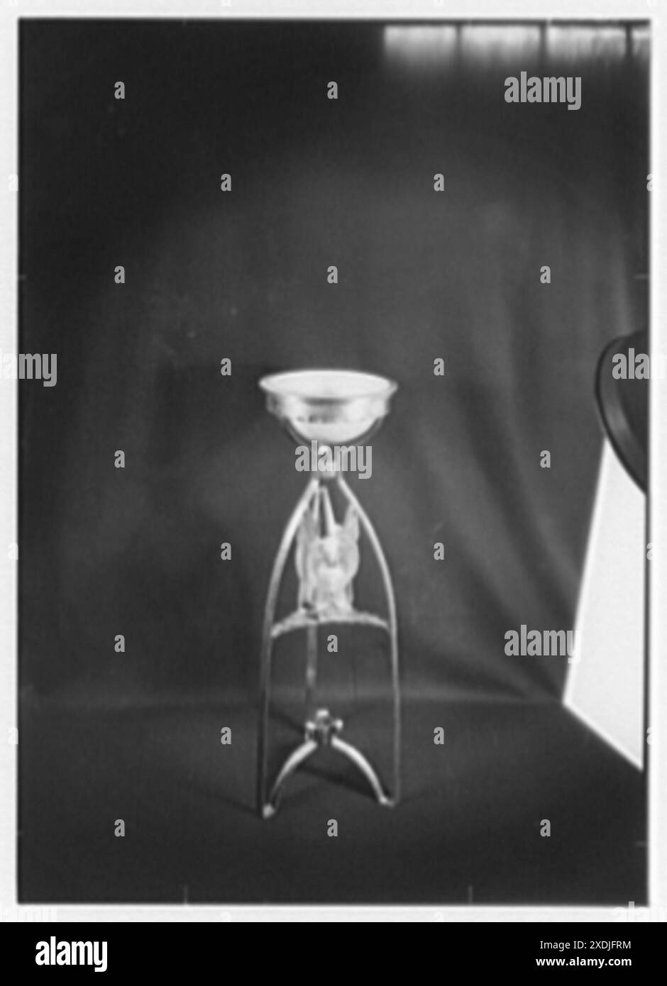 Frederick G. Necker, affari al 3410 Broadway, New York City. Fonte battesimale. Collezione Gottscho-Schleisner Foto Stock