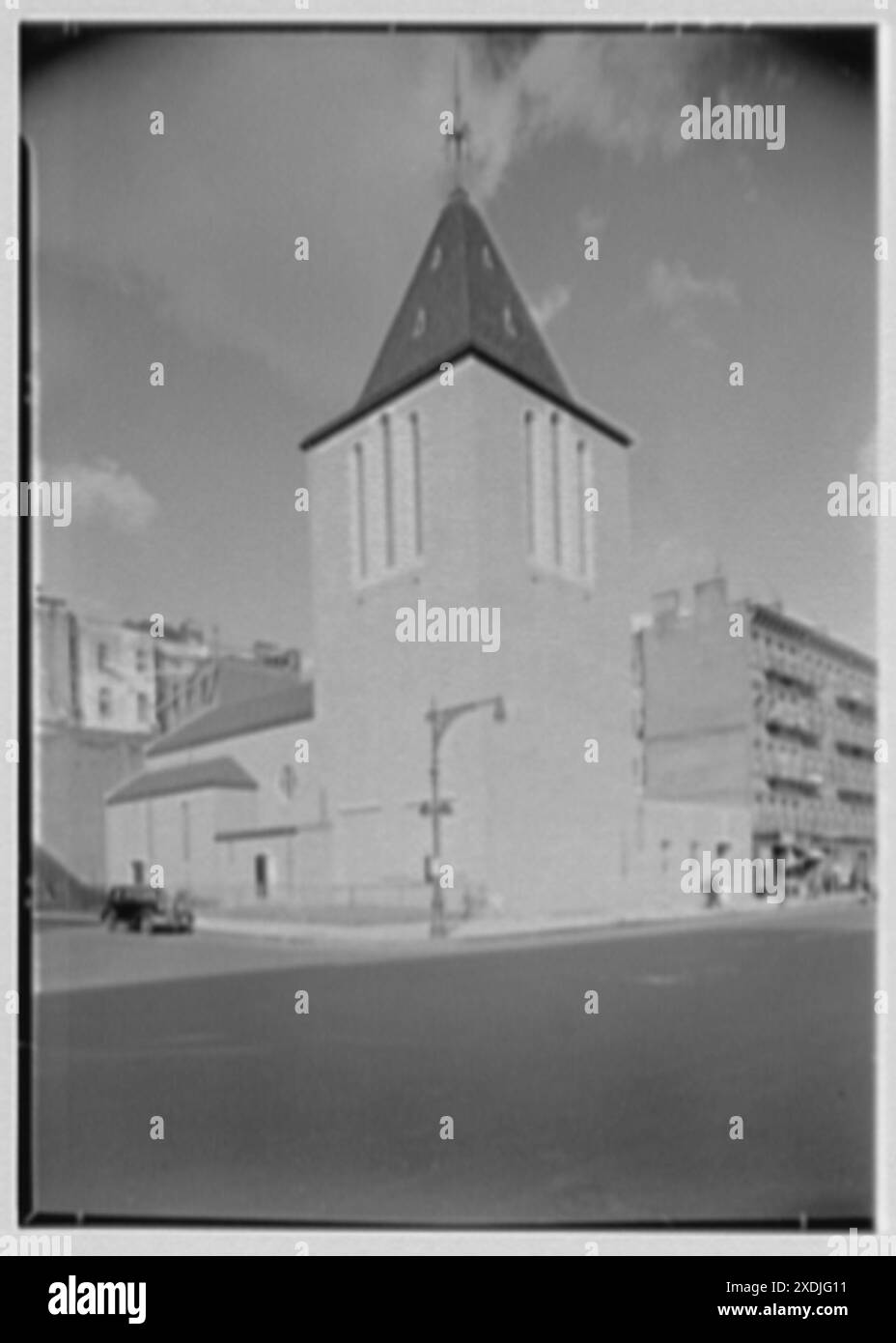 Church of the Epiphany, E. 74th St. E York Ave., New York City. Esterno, 11:00. Collezione Gottscho-Schleisner Foto Stock