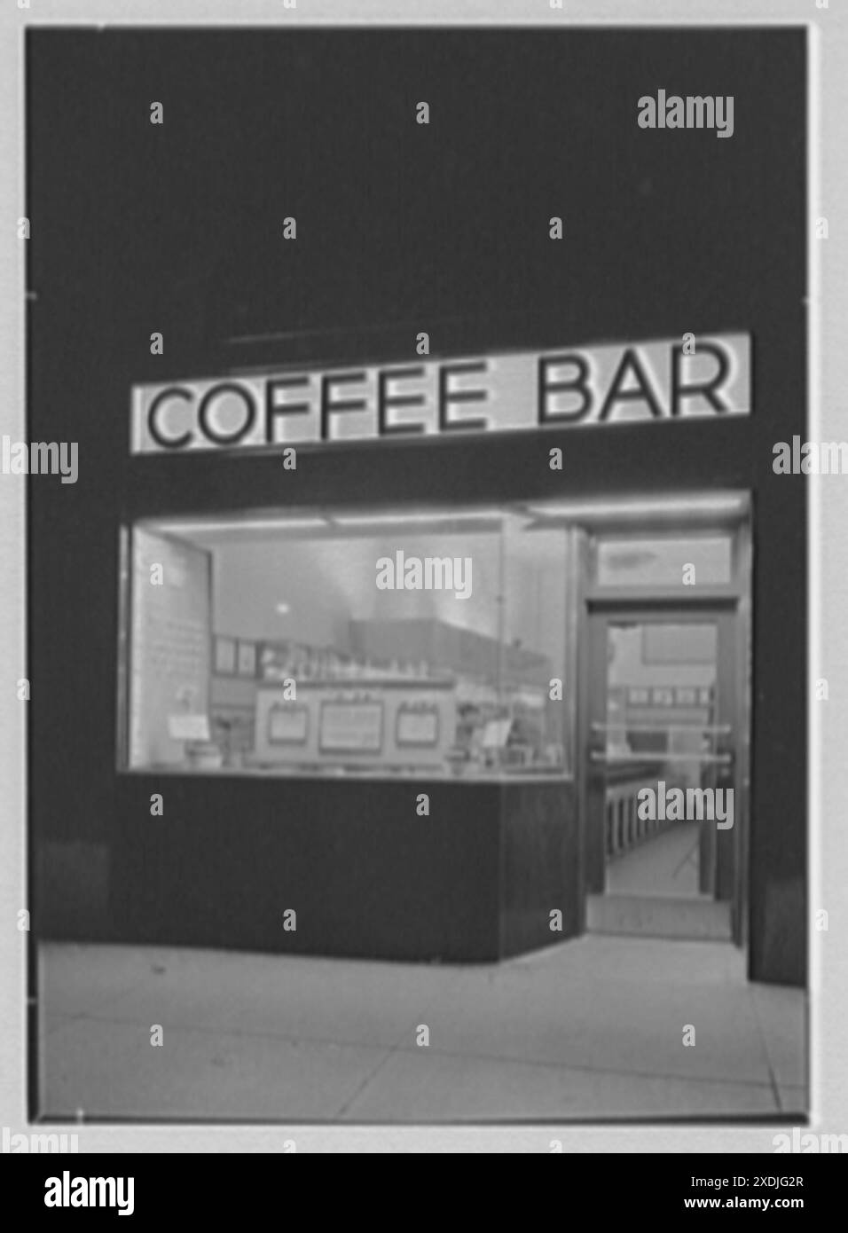 Hotel Bryant Coffee Bar, Broadway e 54th St., New York City. Esterno I. Gottscho-Schleisner Collection Foto Stock