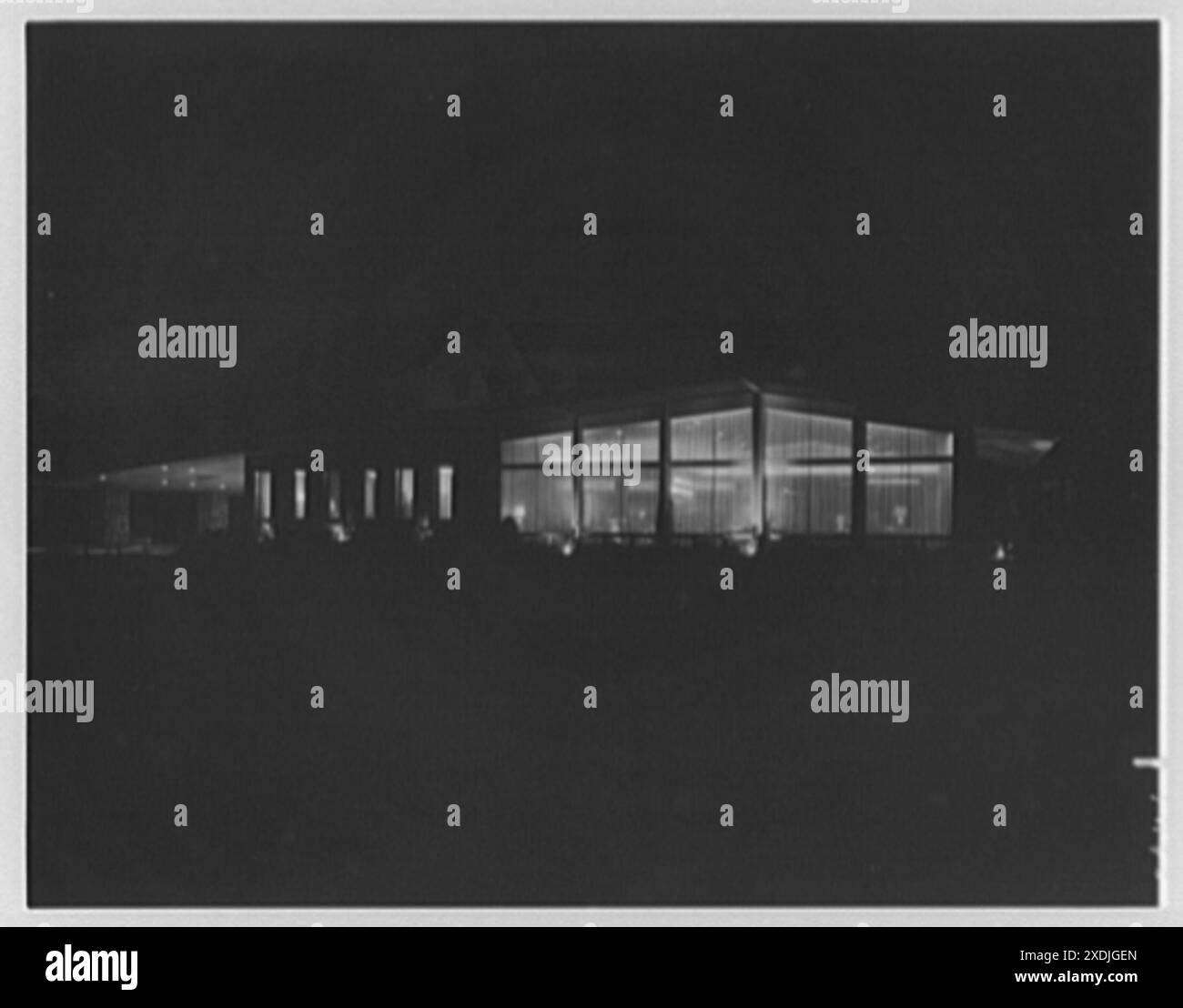 Tamarak Lodge. Vista notturna. Collezione Gottscho-Schleisner Foto Stock