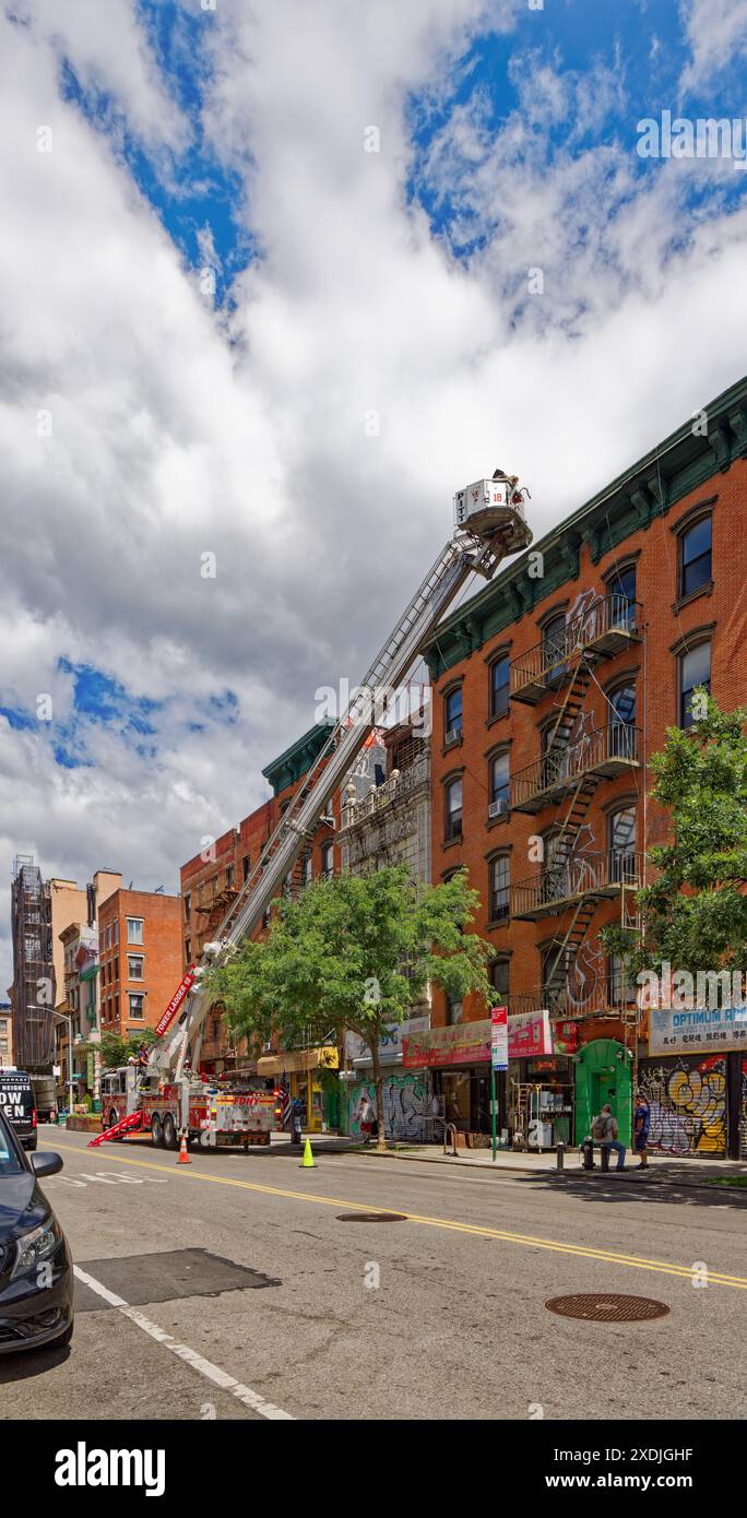 NYC Chinatown: L'equipaggio della FDNY Tower Ladder 18, Fort Pitt, pratica le proprie abilità al 29 e al 31 di Canal Street. Foto Stock