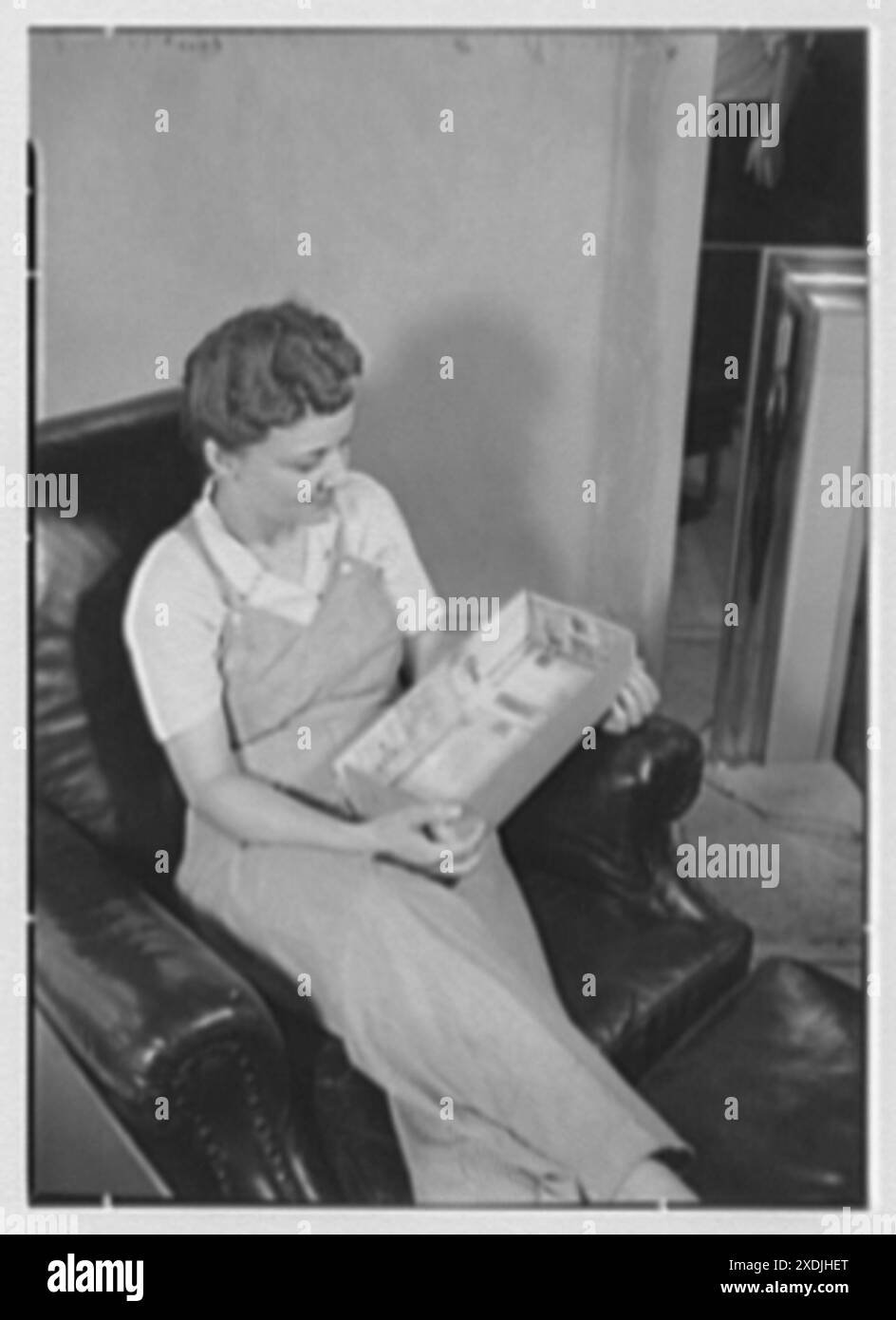 Irving Hartley, residenza su Cat Rock Rd., Cos Cob, Connecticut. Signora Hartley e modello di soggiorno. Collezione Gottscho-Schleisner Foto Stock