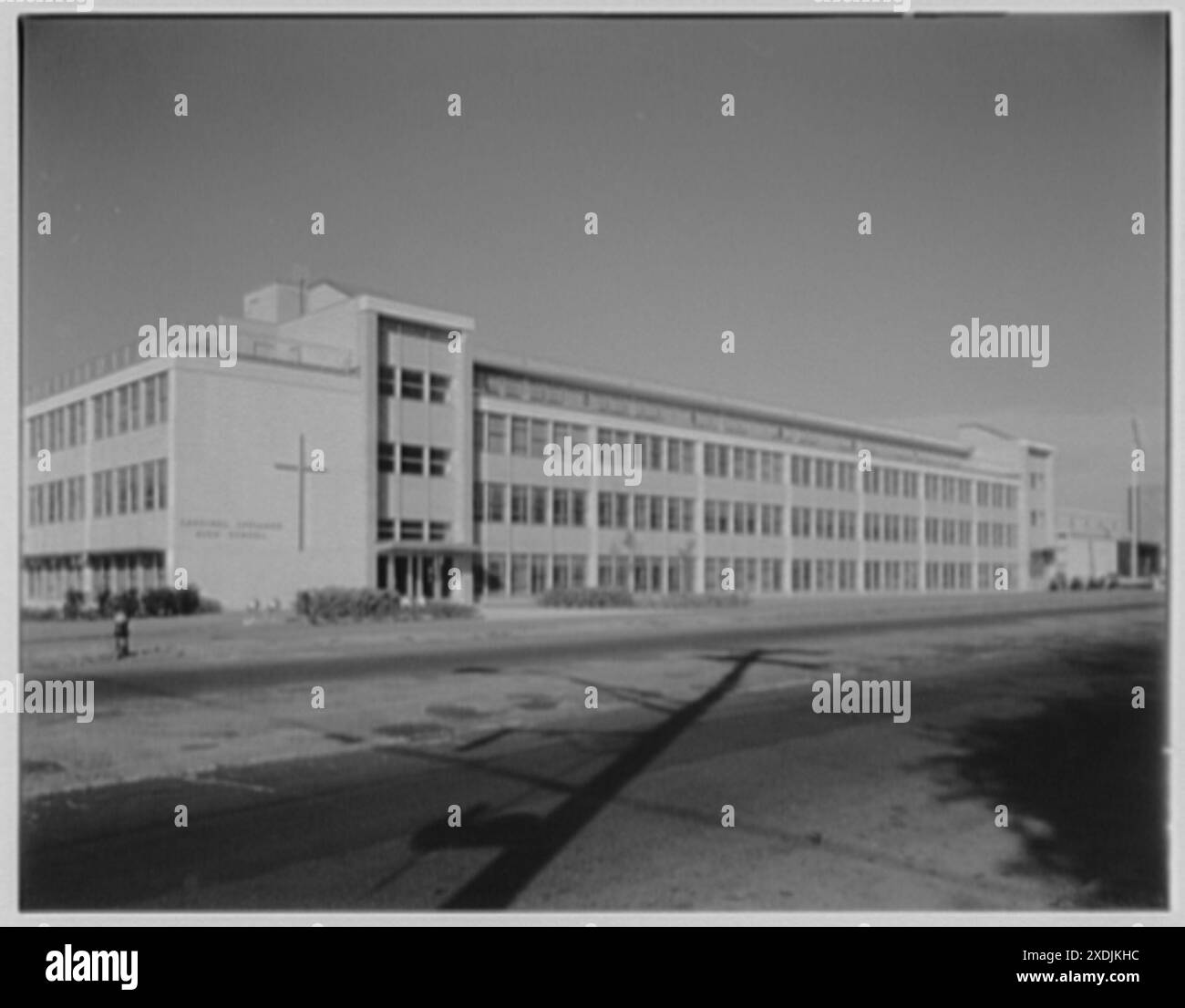 Cardinal Spellman High School. Facciata est, vista dall'angolo. Collezione Gottscho-Schleisner Foto Stock
