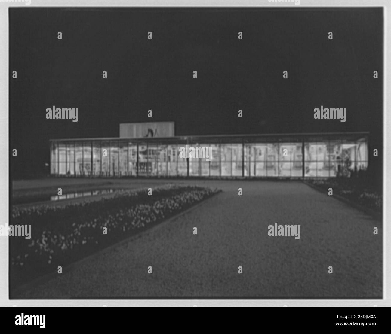 Aeroporto internazionale di Idlewild. Centrale elettrica, vista notturna. Collezione Gottscho-Schleisner Foto Stock