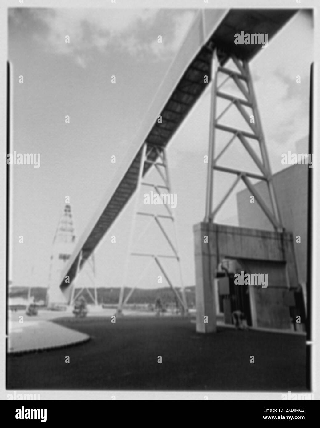 Long Island Light and Power Co., Mineola, Long Island, Port View to Coal shute. Collezione Gottscho-Schleisner Foto Stock