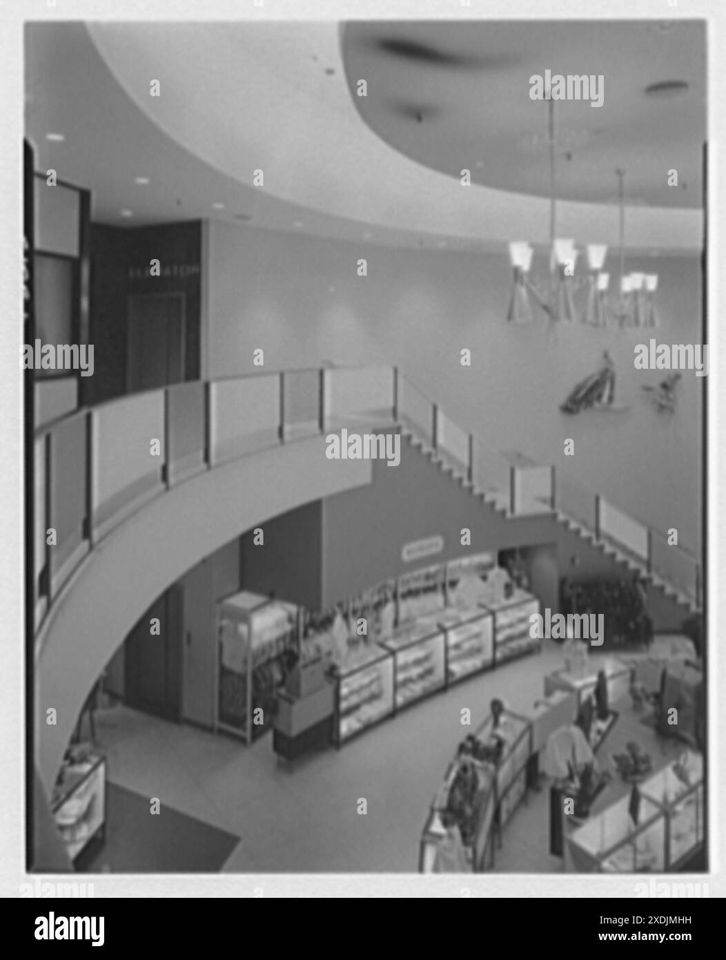 Martin, Babylon, Long Island. Scala dal secondo piano. Collezione Gottscho-Schleisner Foto Stock