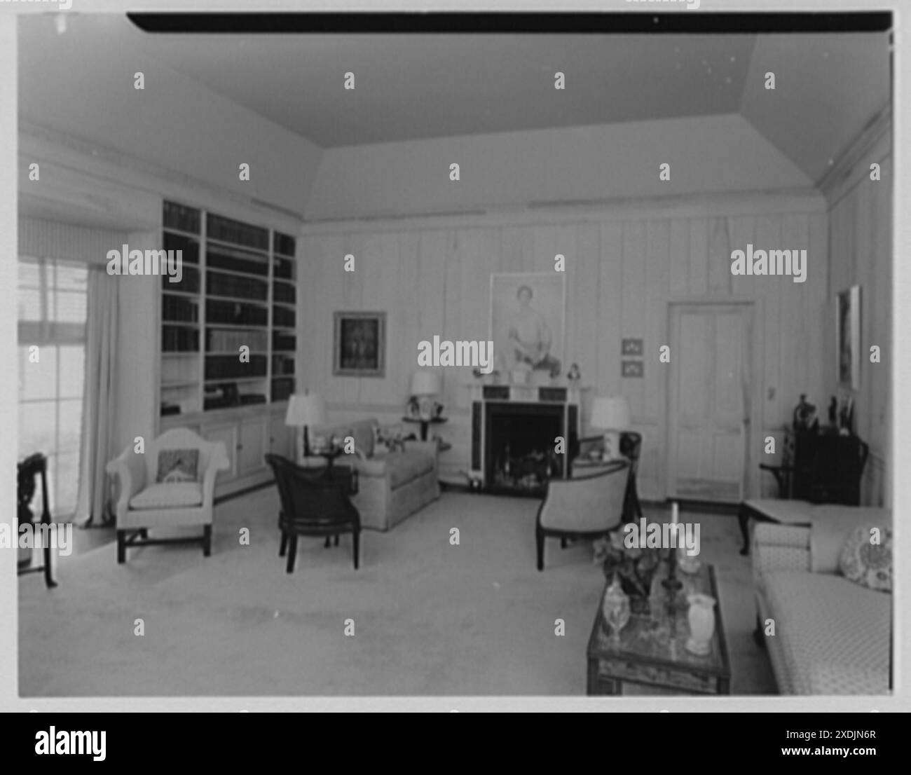 Signora V.C. Spaulding, residenza al 145 di Clarendon Ave., Palm Beach. Soggiorno, caminetto. Collezione Gottscho-Schleisner Foto Stock