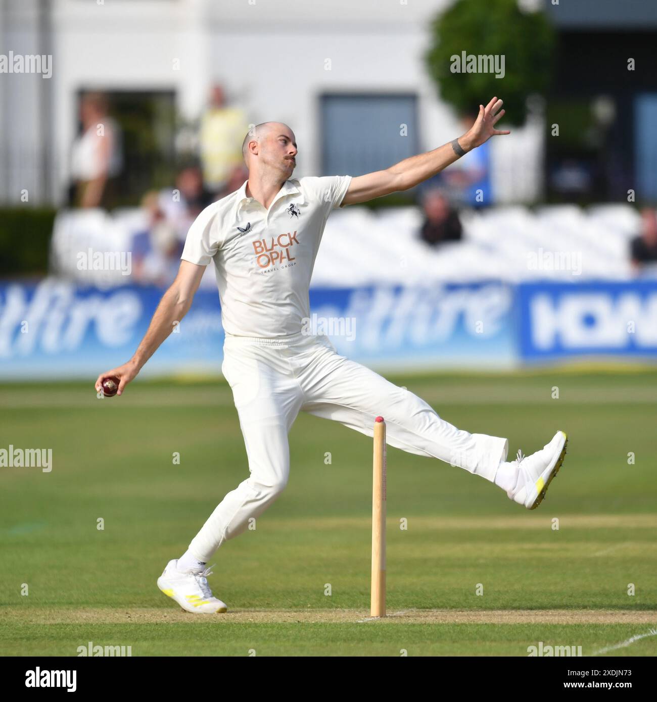 Canterbury, Inghilterra. 23 giugno 2024. Charlie Stobo gioca a bowling durante il primo giorno della partita della Vitality County Championship Division One tra il Kent County Cricket Club e il Lancashire County Cricket Club presso lo Spitfire Ground, St Lawrence a Canterbury. Kyle Andrews/Alamy Live News. Foto Stock