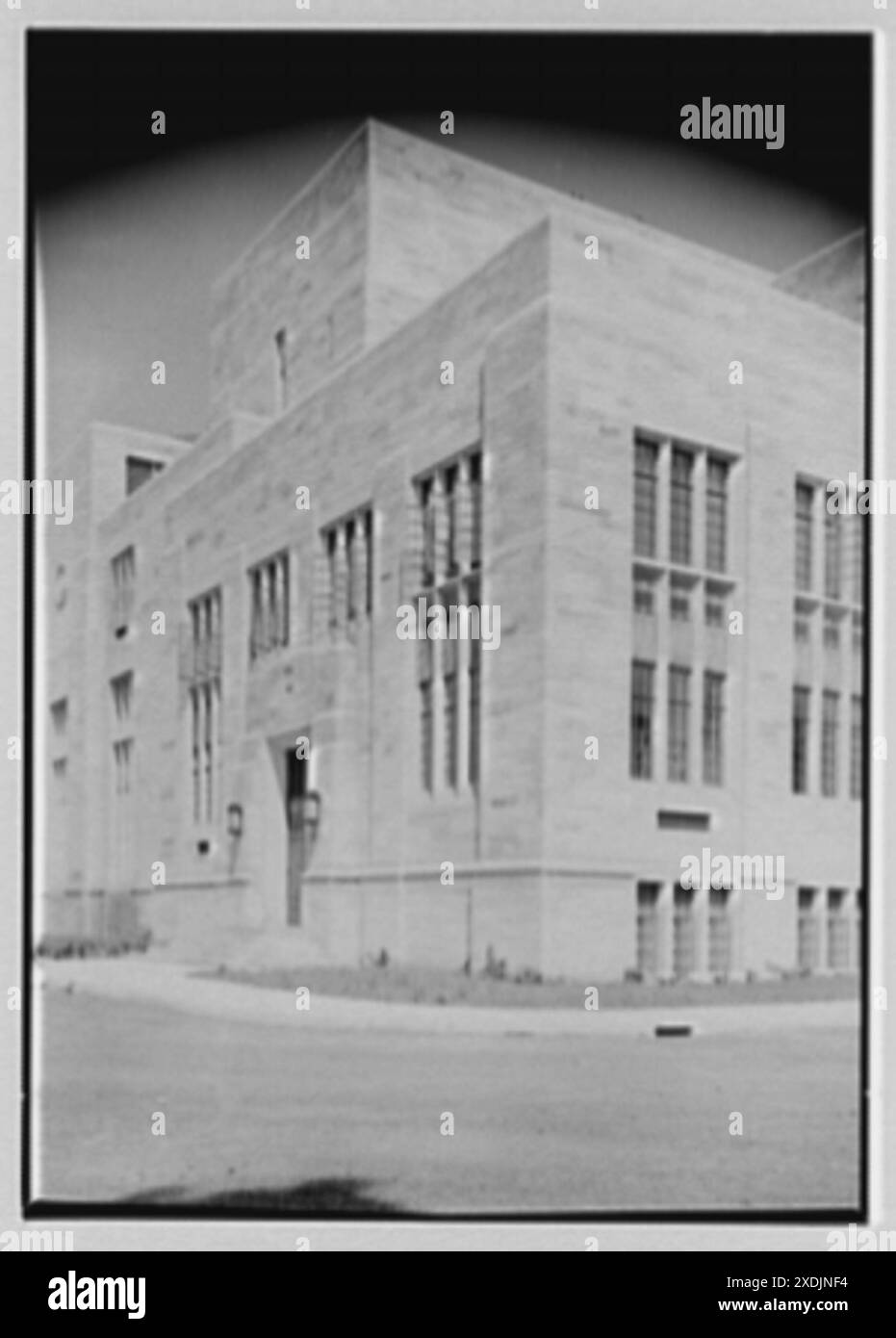 Auditorium dell'Università dell'Indiana, Bloomington, Indiana. Facciata sud e angolo facciata est, verticale. Collezione Gottscho-Schleisner Foto Stock