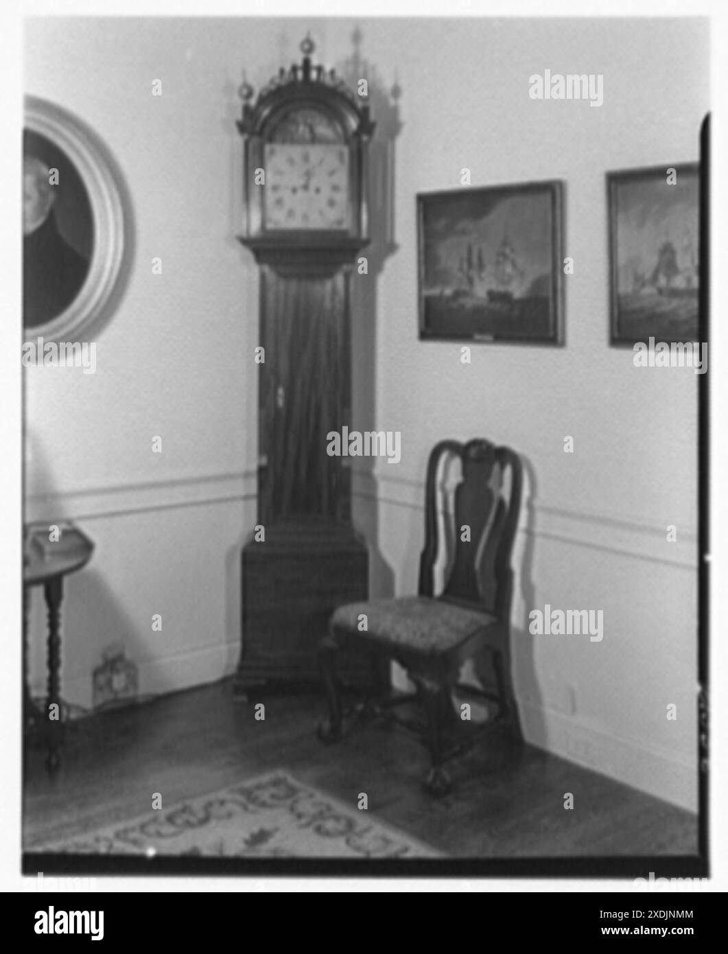 Irving S. Olds, residenza al 141 E. 72nd St., New York City. Orologio dell'atrio e sedia. Collezione Gottscho-Schleisner Foto Stock