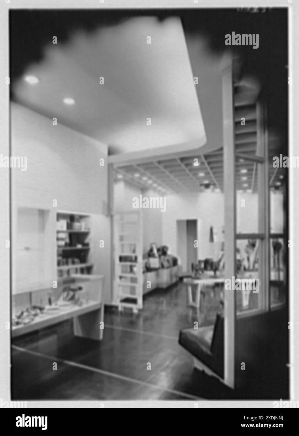 Kodaks Photo Art Co., azienda al 33 di W. State St., Trenton, New Jersey. Sala di esposizione posteriore, verticale. Collezione Gottscho-Schleisner Foto Stock