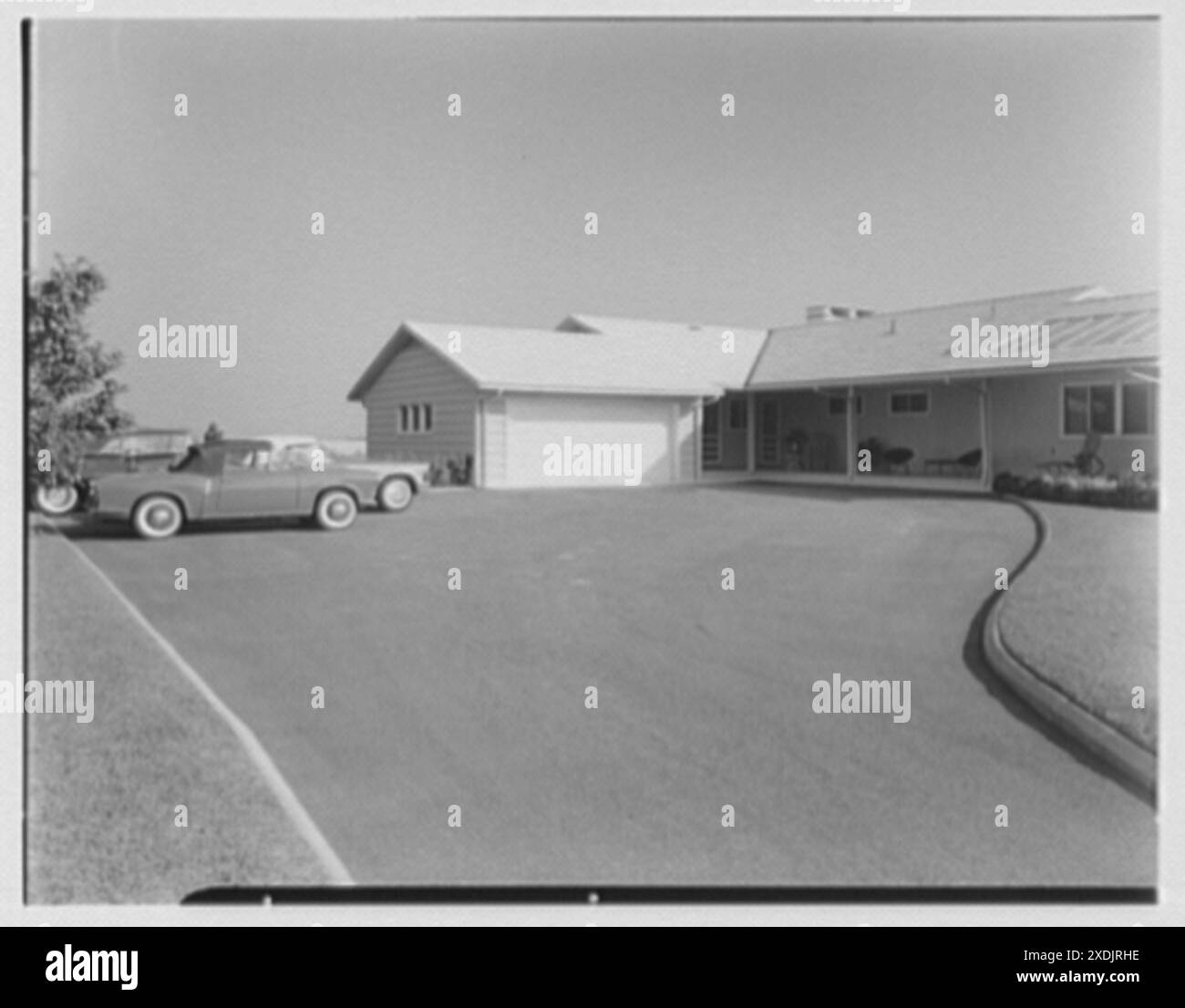 Il signor e la signora Martin P. Rubin, residenza al 35 di Clem Conover, Deal, New Jersey. Parcheggio. Collezione Gottscho-Schleisner Foto Stock