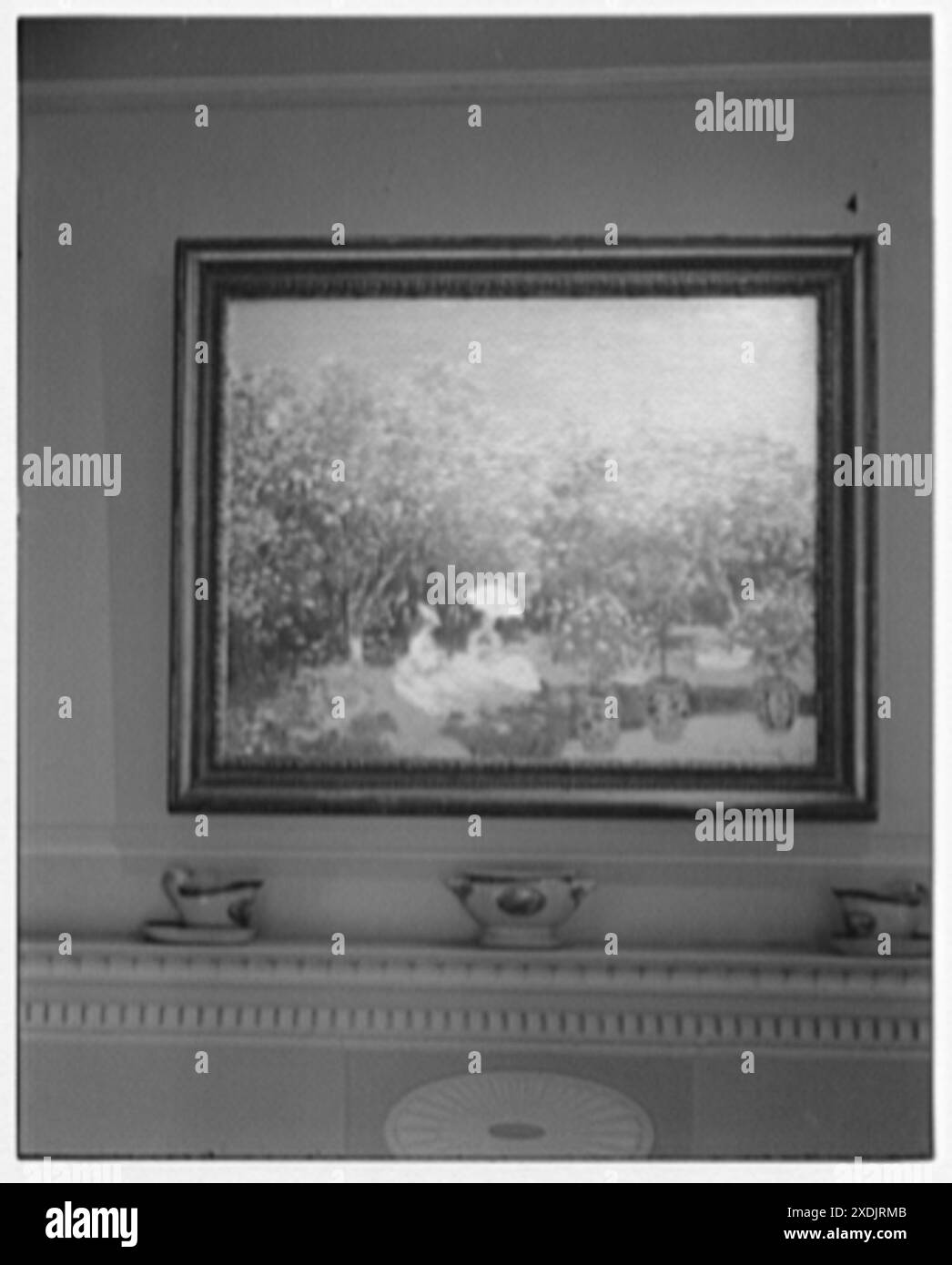 Il signor e la signora H.O. Frelinghuysen, residenza a far Hills, New Jersey. Monet sopra il mantel della sala da pranzo. Collezione Gottscho-Schleisner Foto Stock