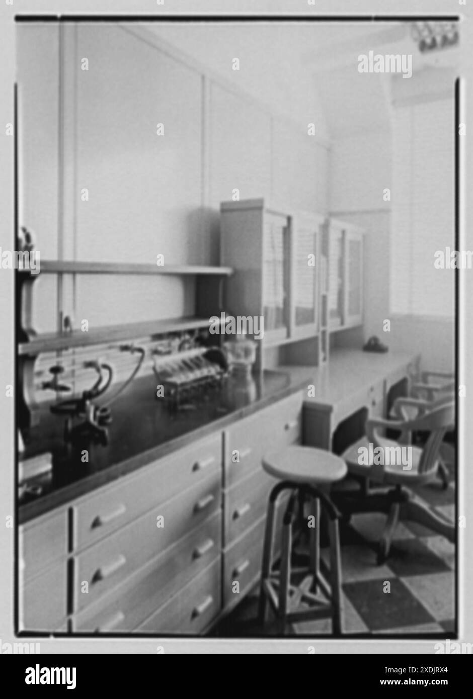 Hoffmann-LaRoche Inc., Nutley, New Jersey. Edificio n. 1, ufficio del dipartimento di microchimica. Collezione Gottscho-Schleisner Foto Stock