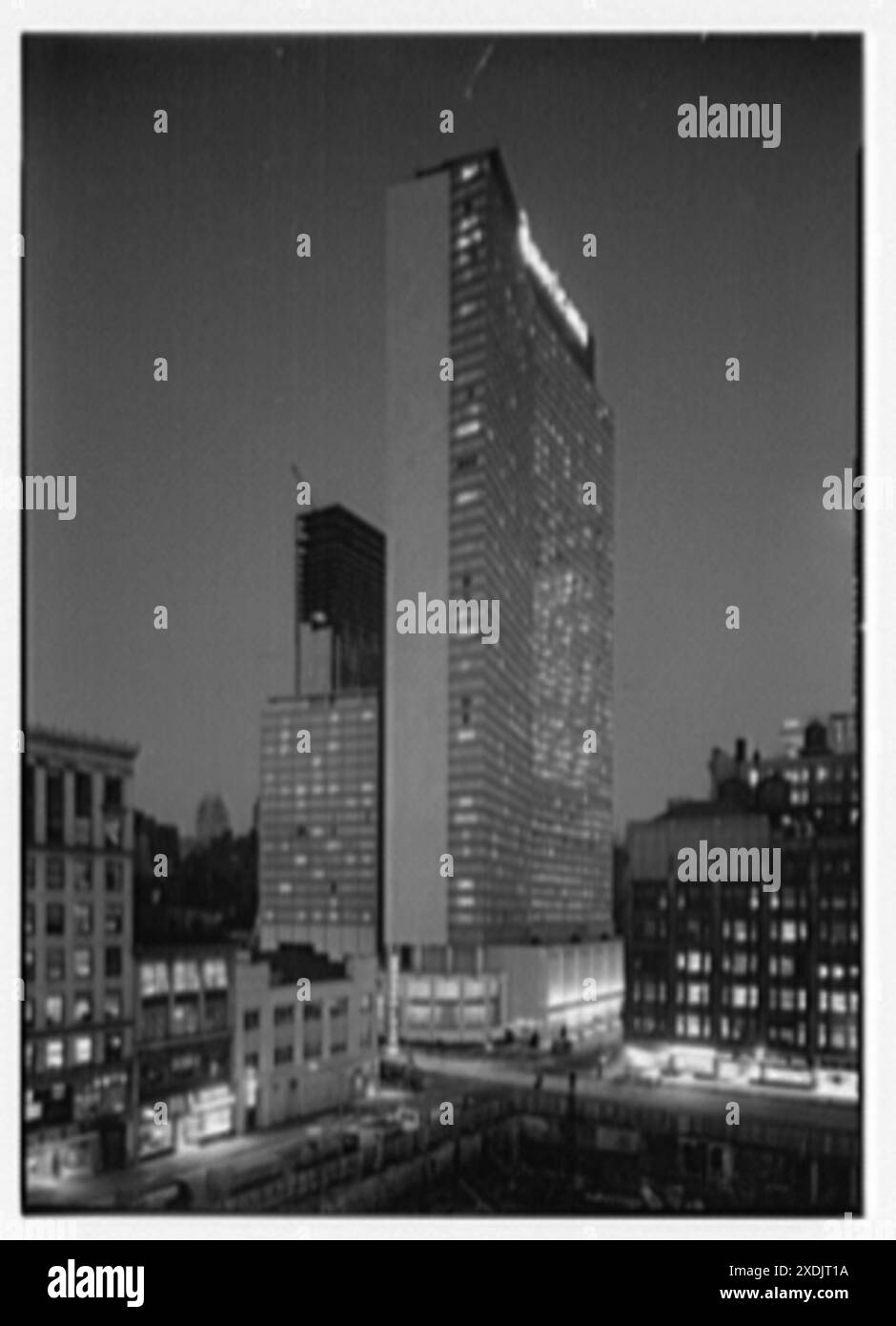 Americana Hotel. Vista notturna, dal tetto di Lindy. Collezione Gottscho-Schleisner Foto Stock