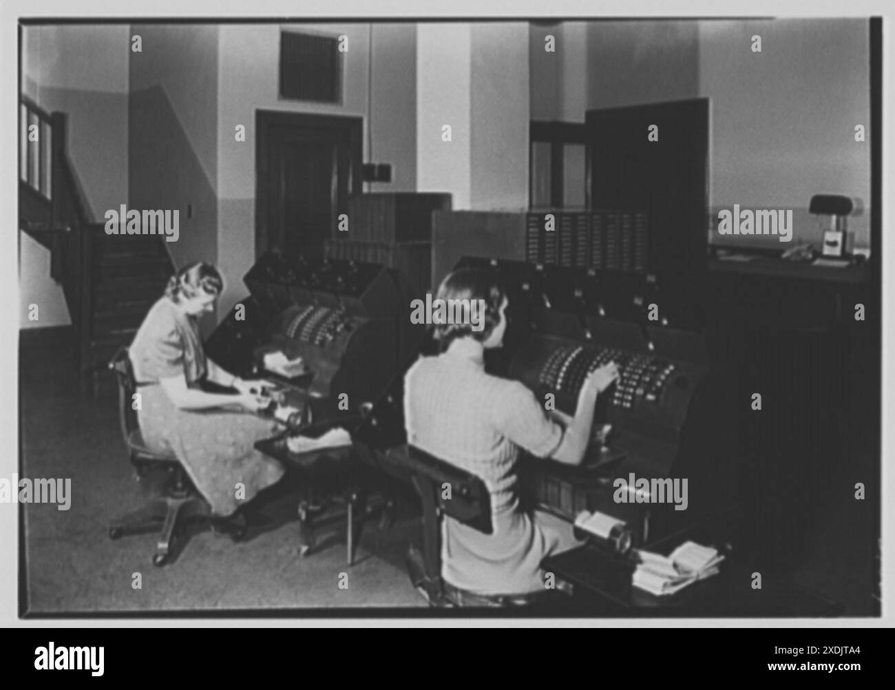National Bank of New Jersey, 390 George St., New Brunswick, New Jersey. Due macchine di prova. Collezione Gottscho-Schleisner Foto Stock