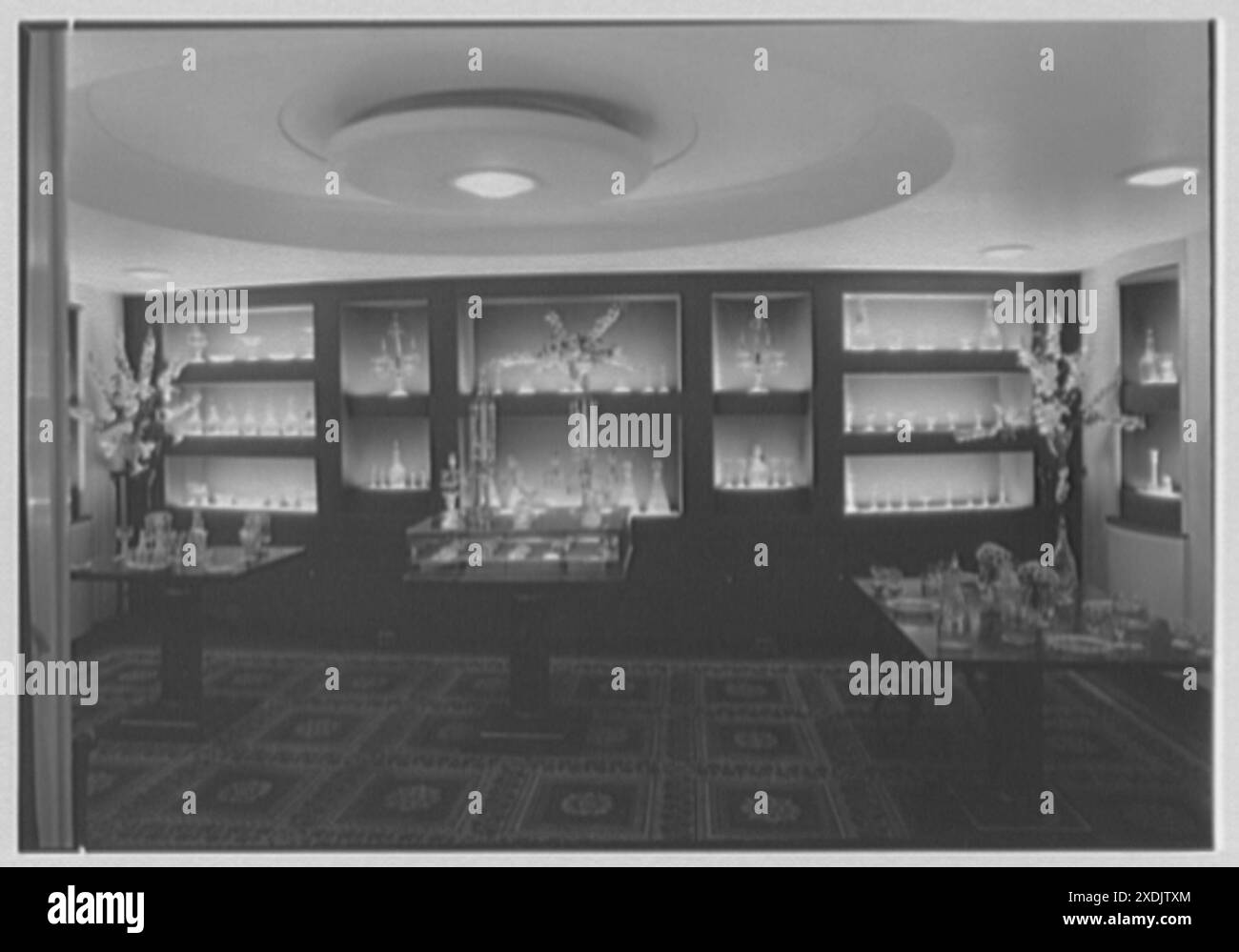 Steuben Glass, affari al 718 5th Avenue, New York City. Camera d'epoca. Collezione Gottscho-Schleisner Foto Stock