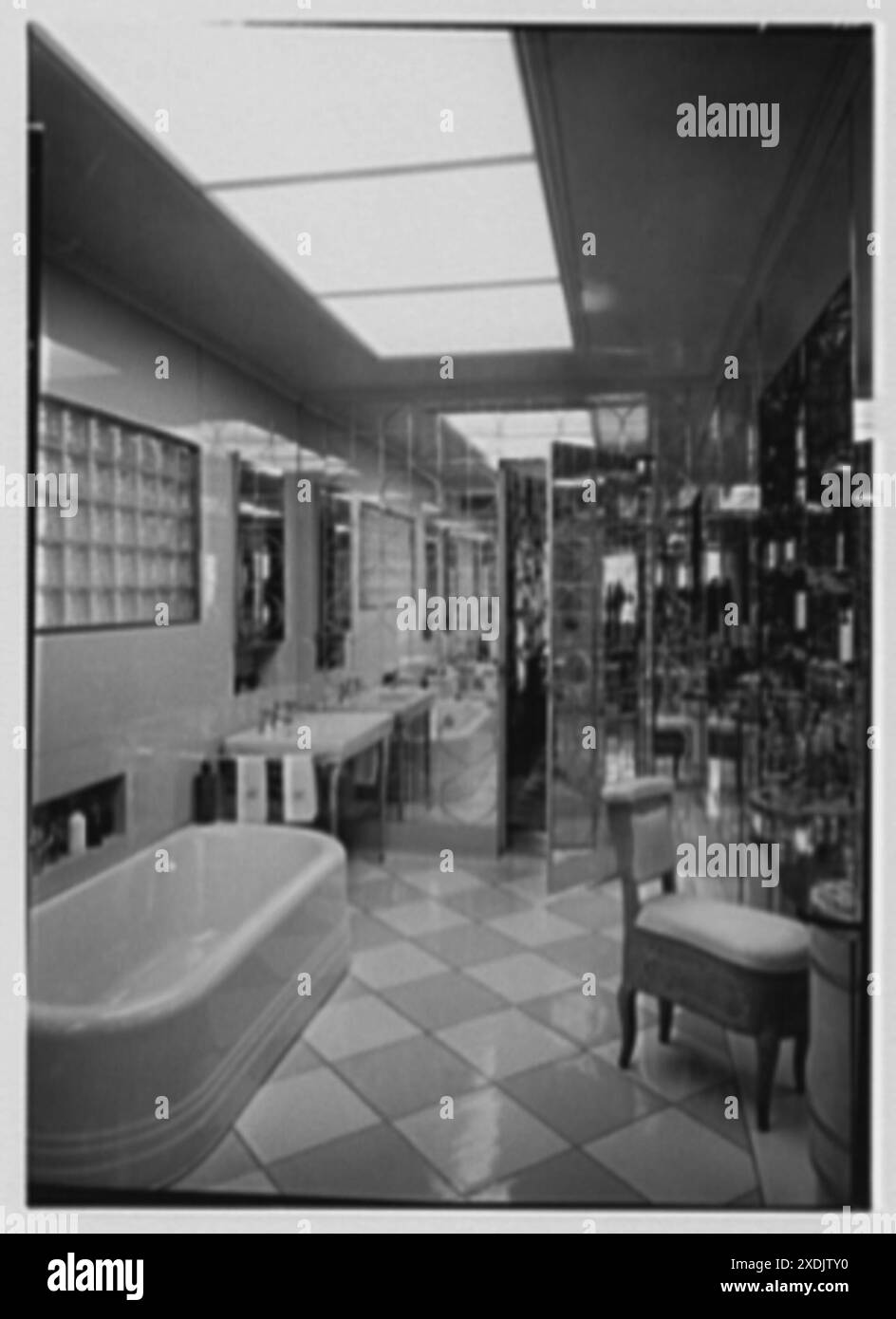 Dr. E Mrs. Richard H. Hoffman, residenza al 870 di Park Ave., New York. Bagno. Collezione Gottscho-Schleisner Foto Stock