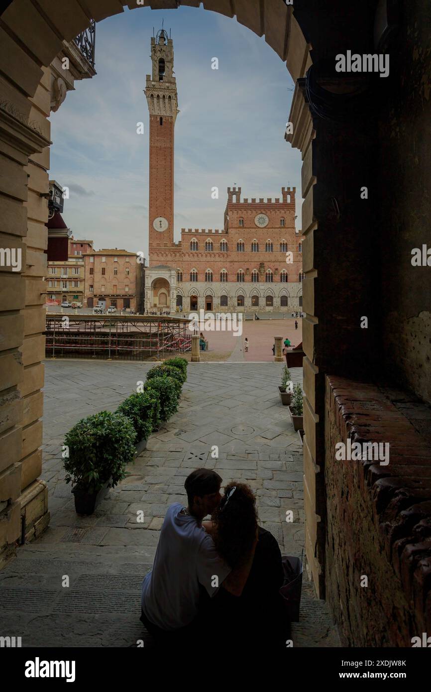 Coppia baciata in uno degli ingressi di Piazza del campo foto scattata il 23 ottobre 2023 a Siena, Toscana, Italia. Foto Stock