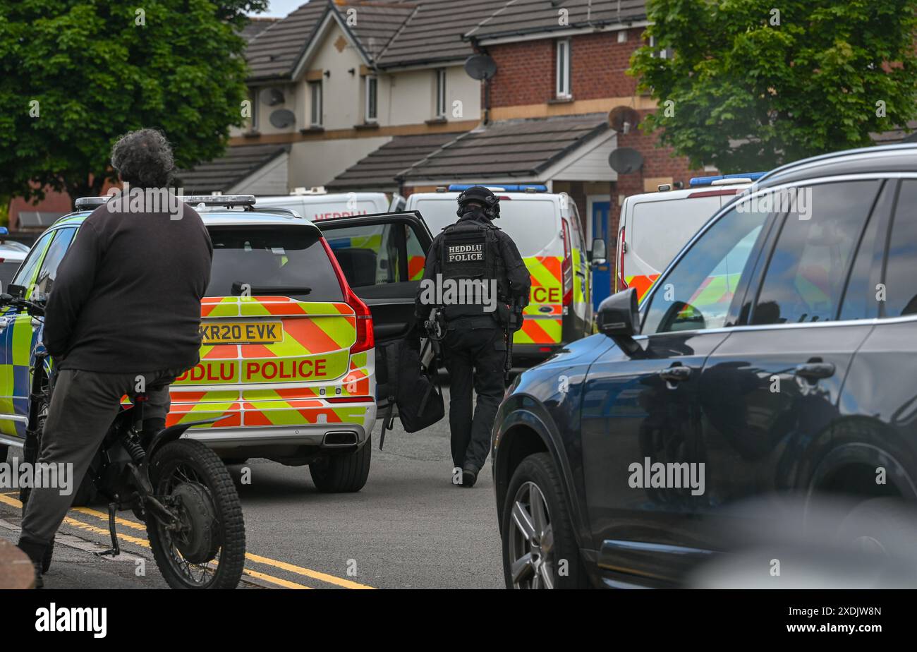 17 giugno 2024, Aberavon, Galles. Agenti di polizia armati sulla scena di un sospetto attacco di cani ad Aberavon, Port Talbot, stamattina. Una persona è stata portata in ospedale e i residenti nelle vicinanze sono stati chiusi dalla polizia mentre affrontavano la situazione. Si ritiene che il cane fosse un tipo di bullo XL come era sedato dagli ufficiali. Foto Stock