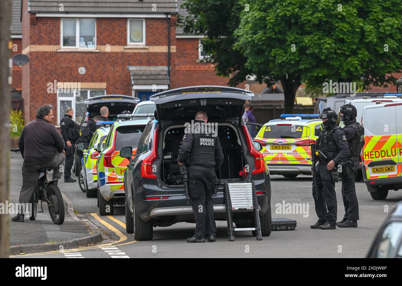 17 giugno 2024, Aberavon, Galles. Agenti di polizia armati sulla scena di un sospetto attacco di cani ad Aberavon, Port Talbot, stamattina. Una persona è stata portata in ospedale e i residenti nelle vicinanze sono stati chiusi dalla polizia mentre affrontavano la situazione. Si ritiene che il cane fosse un tipo di bullo XL come era sedato dagli ufficiali. Foto Stock