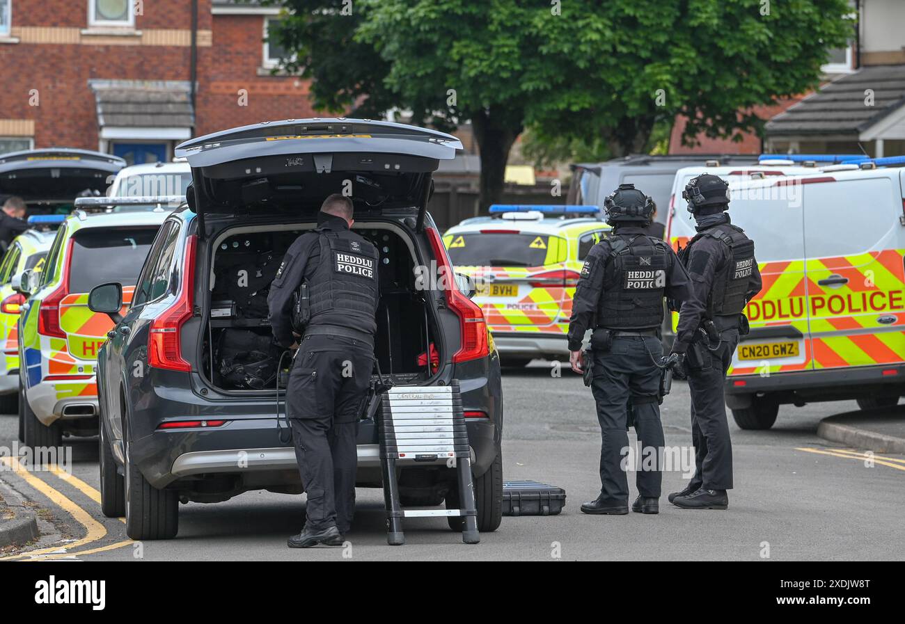 17 giugno 2024, Aberavon, Galles. Agenti di polizia armati sulla scena di un sospetto attacco di cani ad Aberavon, Port Talbot, stamattina. Una persona è stata portata in ospedale e i residenti nelle vicinanze sono stati chiusi dalla polizia mentre affrontavano la situazione. Si ritiene che il cane fosse un tipo di bullo XL come era sedato dagli ufficiali. Foto Stock