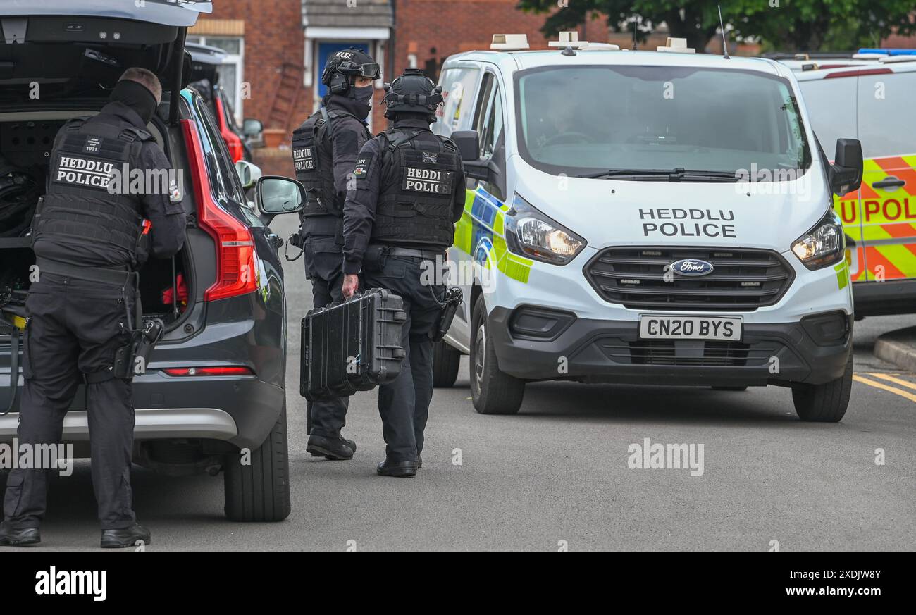17 giugno 2024, Aberavon, Galles. Agenti di polizia armati sulla scena di un sospetto attacco di cani ad Aberavon, Port Talbot, stamattina. Una persona è stata portata in ospedale e i residenti nelle vicinanze sono stati chiusi dalla polizia mentre affrontavano la situazione. Si ritiene che il cane fosse un tipo di bullo XL come era sedato dagli ufficiali. Foto Stock