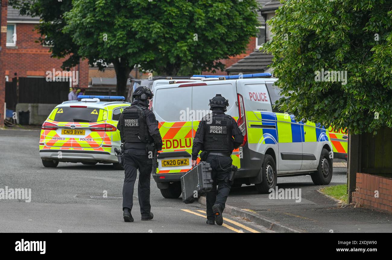 17 giugno 2024, Aberavon, Galles. Agenti di polizia armati sulla scena di un sospetto attacco di cani ad Aberavon, Port Talbot, stamattina. Una persona è stata portata in ospedale e i residenti nelle vicinanze sono stati chiusi dalla polizia mentre affrontavano la situazione. Si ritiene che il cane fosse un tipo di bullo XL come era sedato dagli ufficiali. Foto Stock