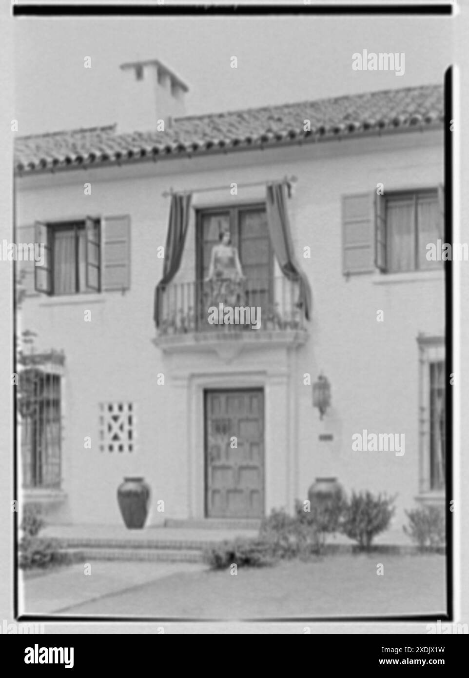 Nicholas E. Bates, residenza al 5021 di Iselin Ave., Fieldston, New York. Dettagli dell'ingresso con figure sul balcone. Collezione Gottscho-Schleisner Foto Stock