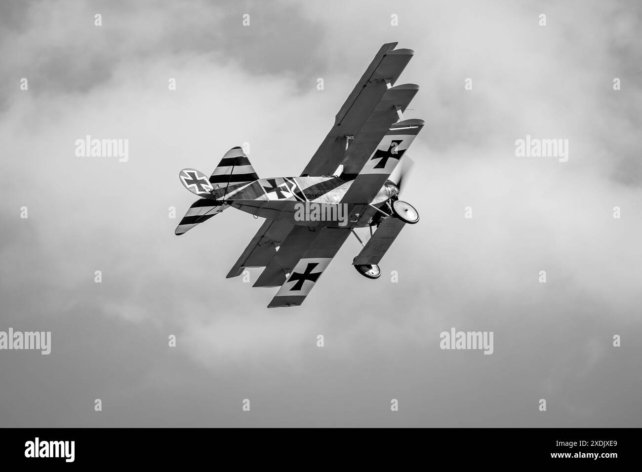 Fokker DR1 Triplane, in volo al Military Airshow tenutosi a Shuttleworth il 2 giugno 2024. Foto Stock