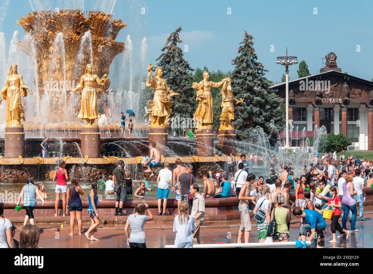 Mosca, Russia - 14 agosto 2011: In mezzo a un'ondata di caldo, i moscoviti trovano conforto nelle fontane della città. Foto Stock