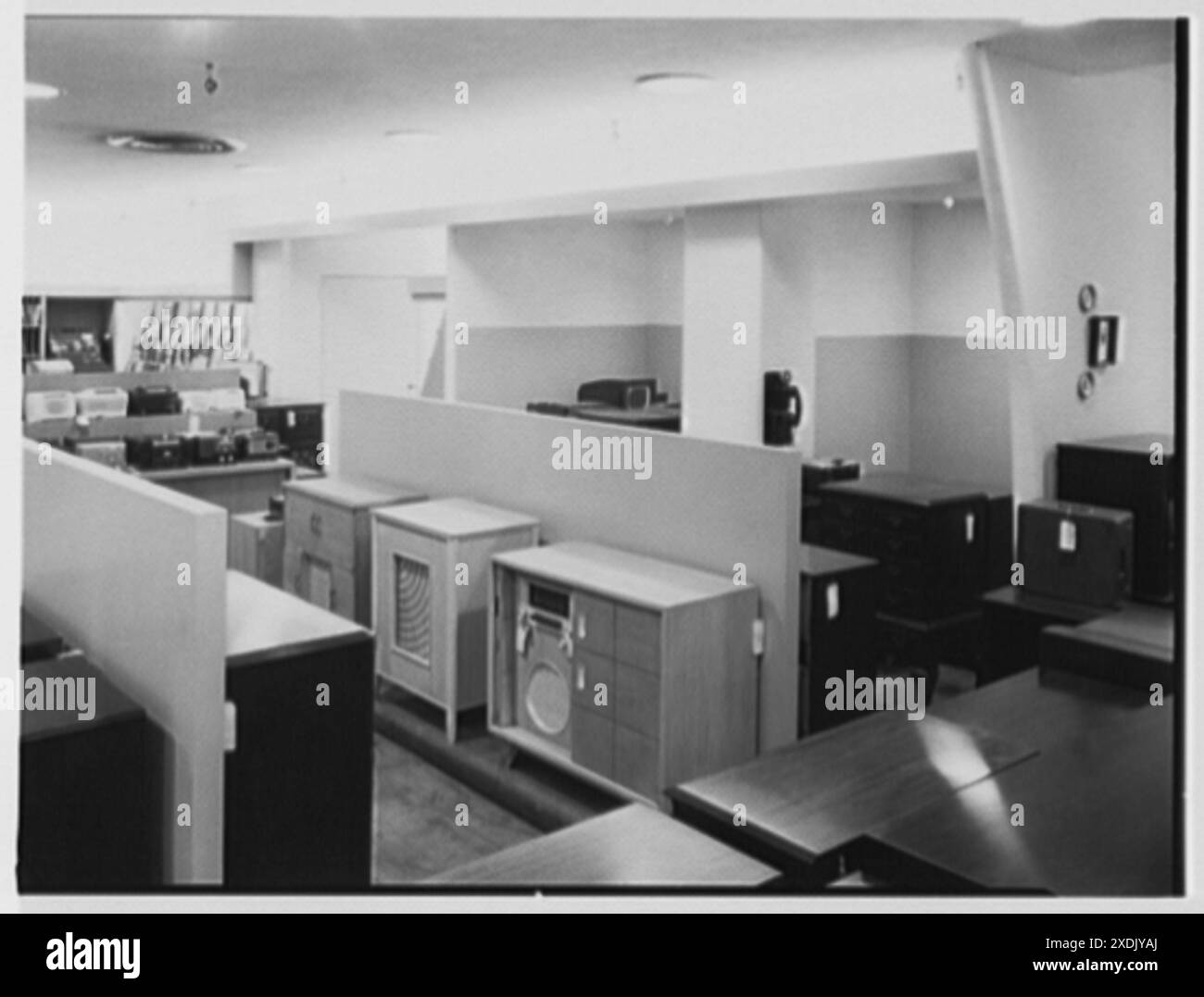 Macy's, affari in Giamaica, New York. Reparto radio. Collezione Gottscho-Schleisner Foto Stock