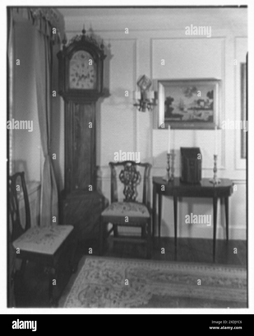 Irving S. Olds, residenza al 141 E. 72nd St., New York City. Orologio e sedia da pranzo. Collezione Gottscho-Schleisner Foto Stock