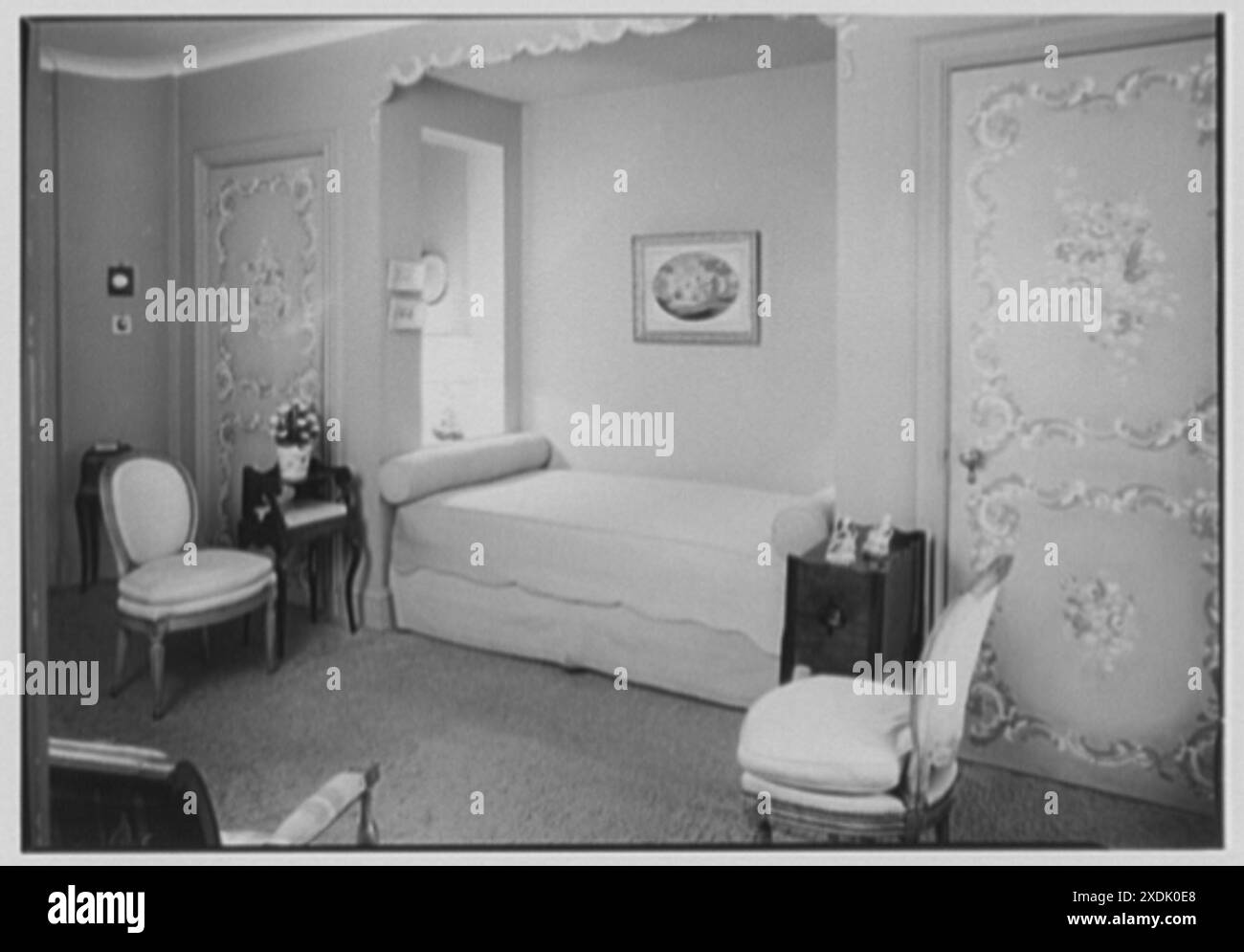 Signora McCutcheon Cowdin, residenza al 3 E. 77th St., New York City. Camera da letto, a letto. Collezione Gottscho-Schleisner Foto Stock
