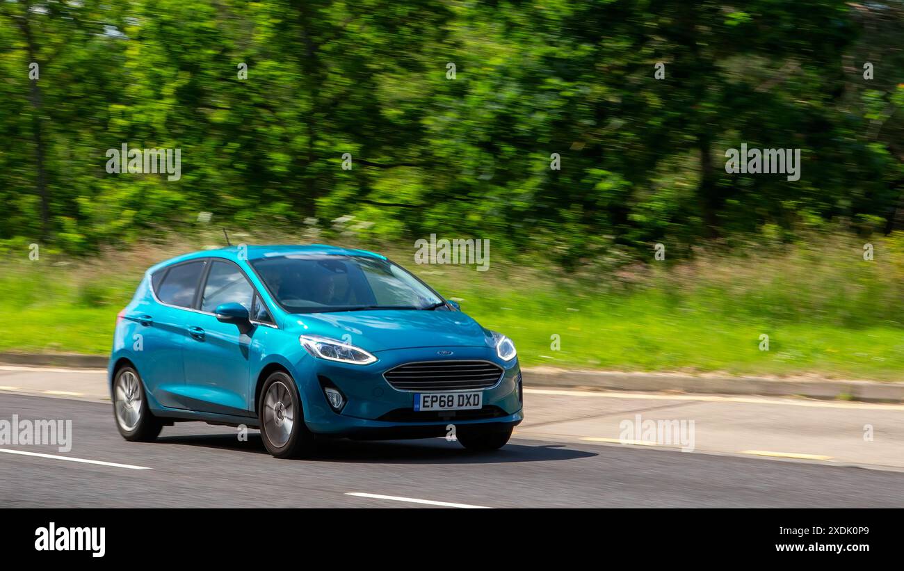 Milton Keynes, Regno Unito - 21 giugno 2024: 2019 auto Ford Fiesta blu che guida su una strada di campagna britannica Foto Stock