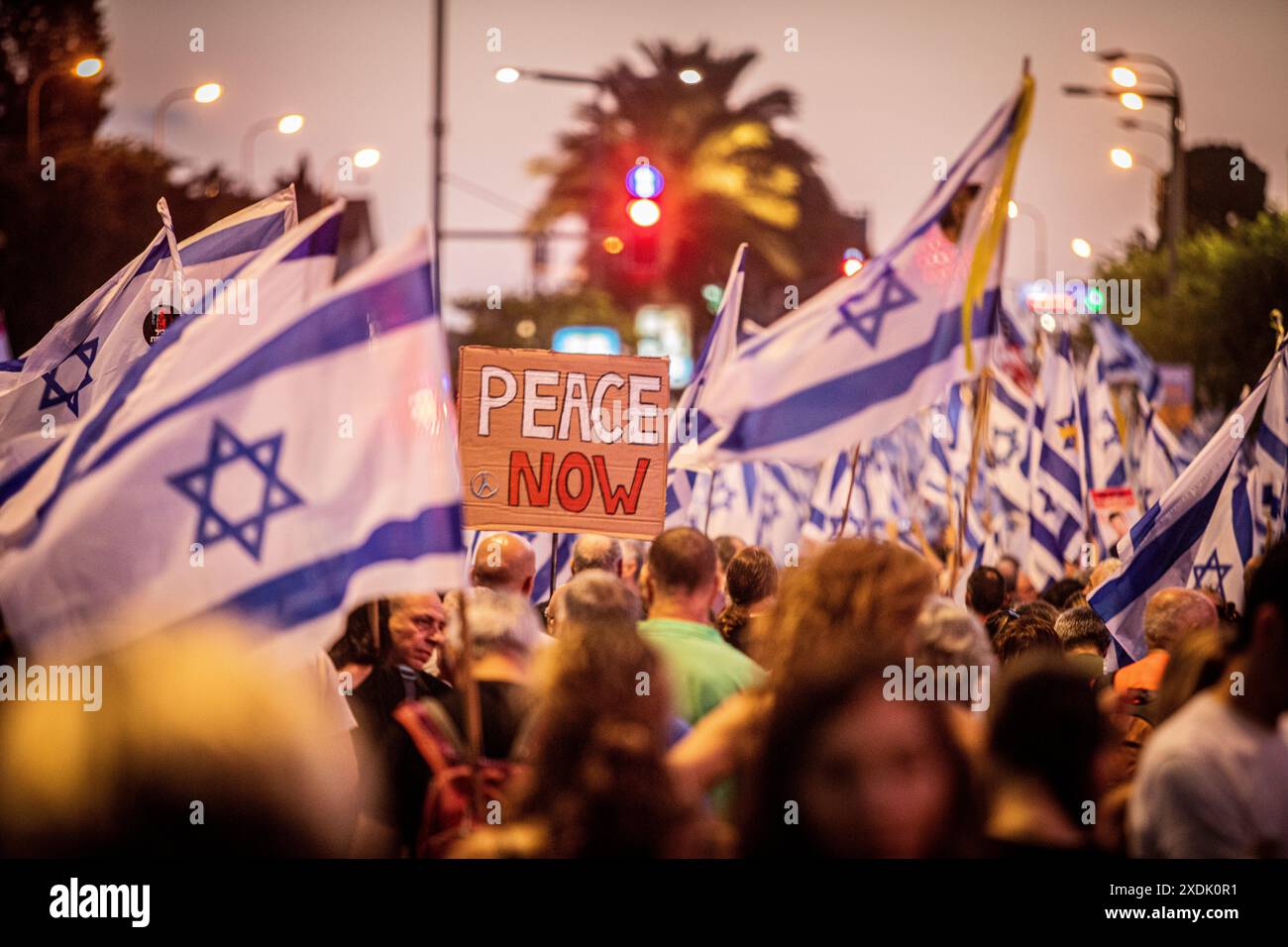 Un cartello che dice Peace Now è visto tra un mare di bandiere israeliane durante una manifestazione. Decine di migliaia di manifestanti anti anti-governativi hanno manifestato a Tel Aviv, chiedendo a Israele di portare avanti un accordo per rilasciare gli ostaggi detenuti da Hamas a Gaza, per porre fine alla guerra e per l'estromissione del primo ministro Benjamin Netanyahu e delle elezioni anticipate. Foto Stock