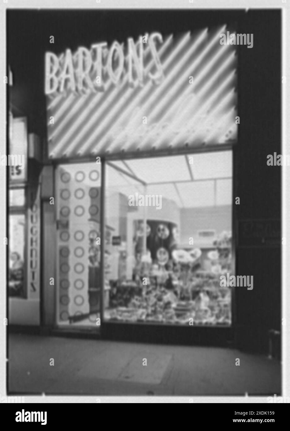 Barton's, affari sulla 32nd St. Vicino alla 6th Avenue, New York City. Esterno. Collezione Gottscho-Schleisner Foto Stock
