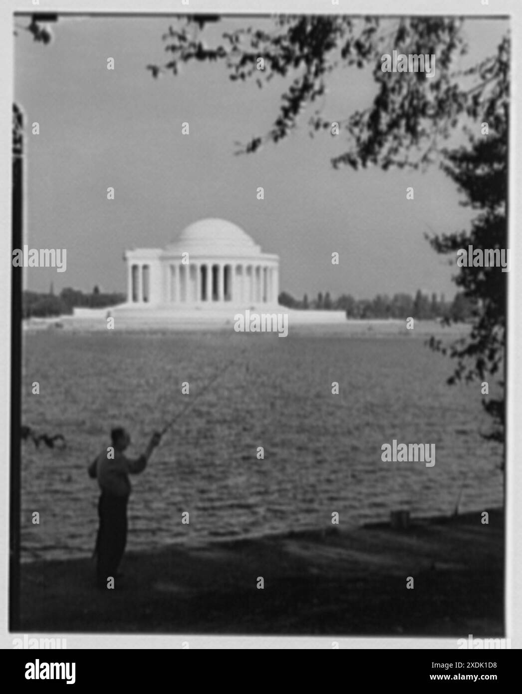 Jefferson Memorial, Washington, D.C. facciata ovest dall'altra parte del bacino con pescatori. Collezione Gottscho-Schleisner Foto Stock