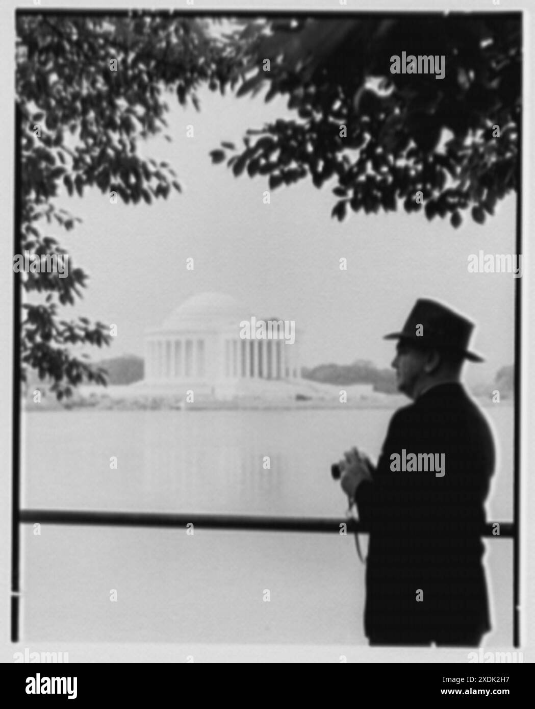 Jefferson Memorial, Washington, D.C. Vista mattutina con il signor Allen, primo piano. Collezione Gottscho-Schleisner Foto Stock