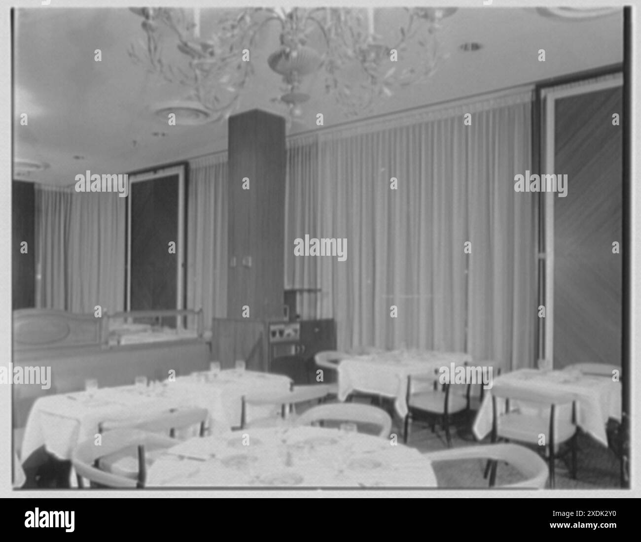 Terrace Restaurant, Fred Harvey Corp., Capital Center, Milwaukee, Wisconsin. Vista della finestra nella camera con griglia. Collezione Gottscho-Schleisner Foto Stock