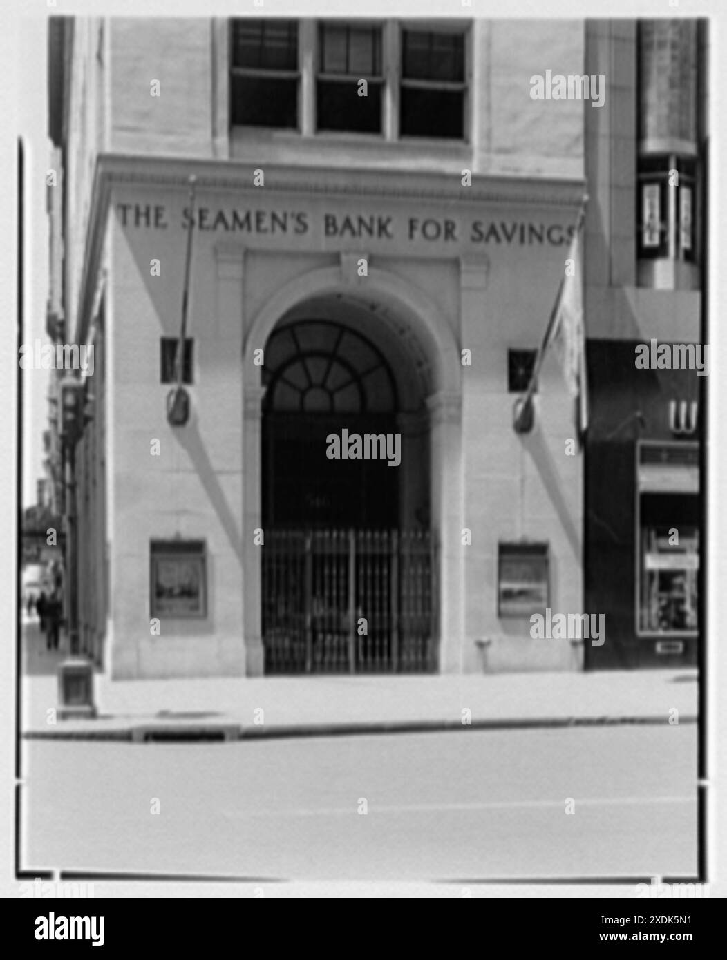 La banca dei marinai per risparmiare. Facciata d'ingresso. Collezione Gottscho-Schleisner Foto Stock