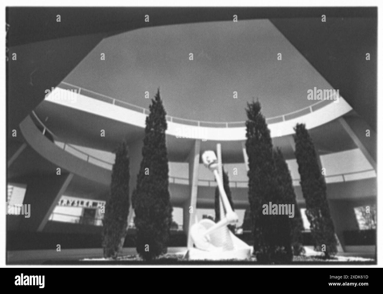 Fiera mondiale, Ford Motor Building. Statua Noguchi III. Collezione Gottscho-Schleisner Foto Stock