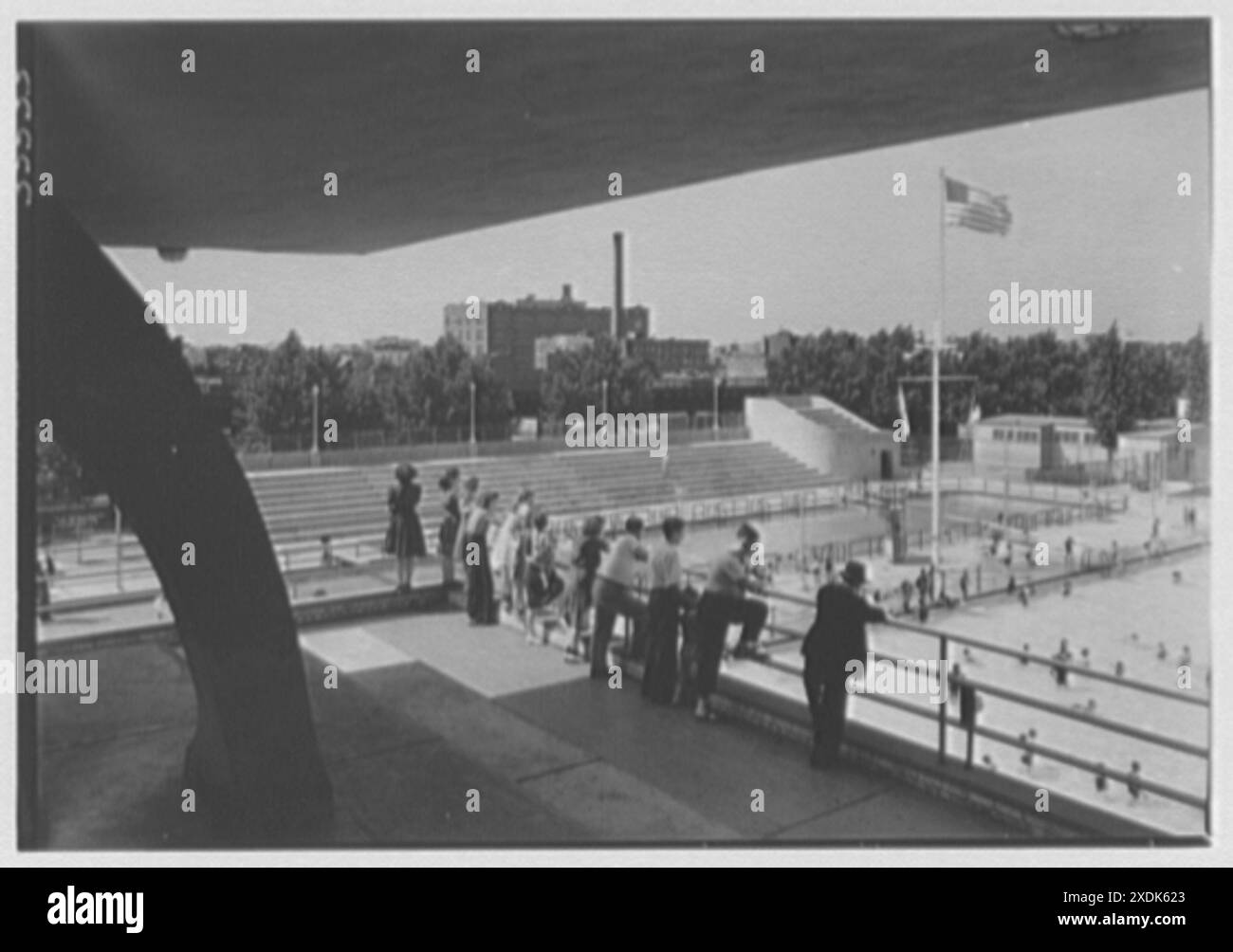 Betsy Head Play Center, Hopkinson e Livonia Ave., Brooklyn, New York. Ponte superiore, estremità sud, fino alla piscina per immersioni III. Collezione Gottscho-Schleisner Foto Stock